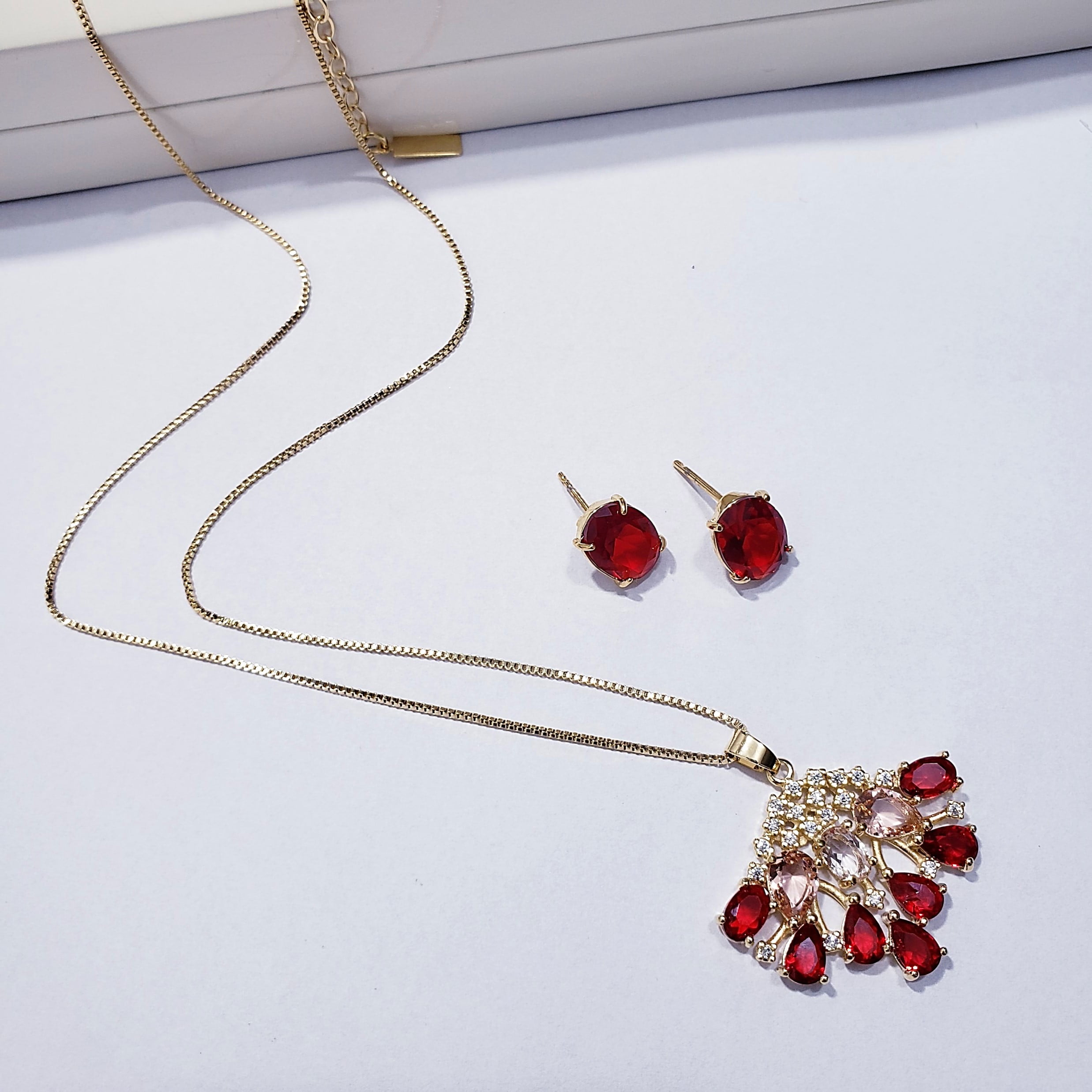  Conjunto de colar e brinco 1 - cristais vermelho rubi - banhado a ouro 