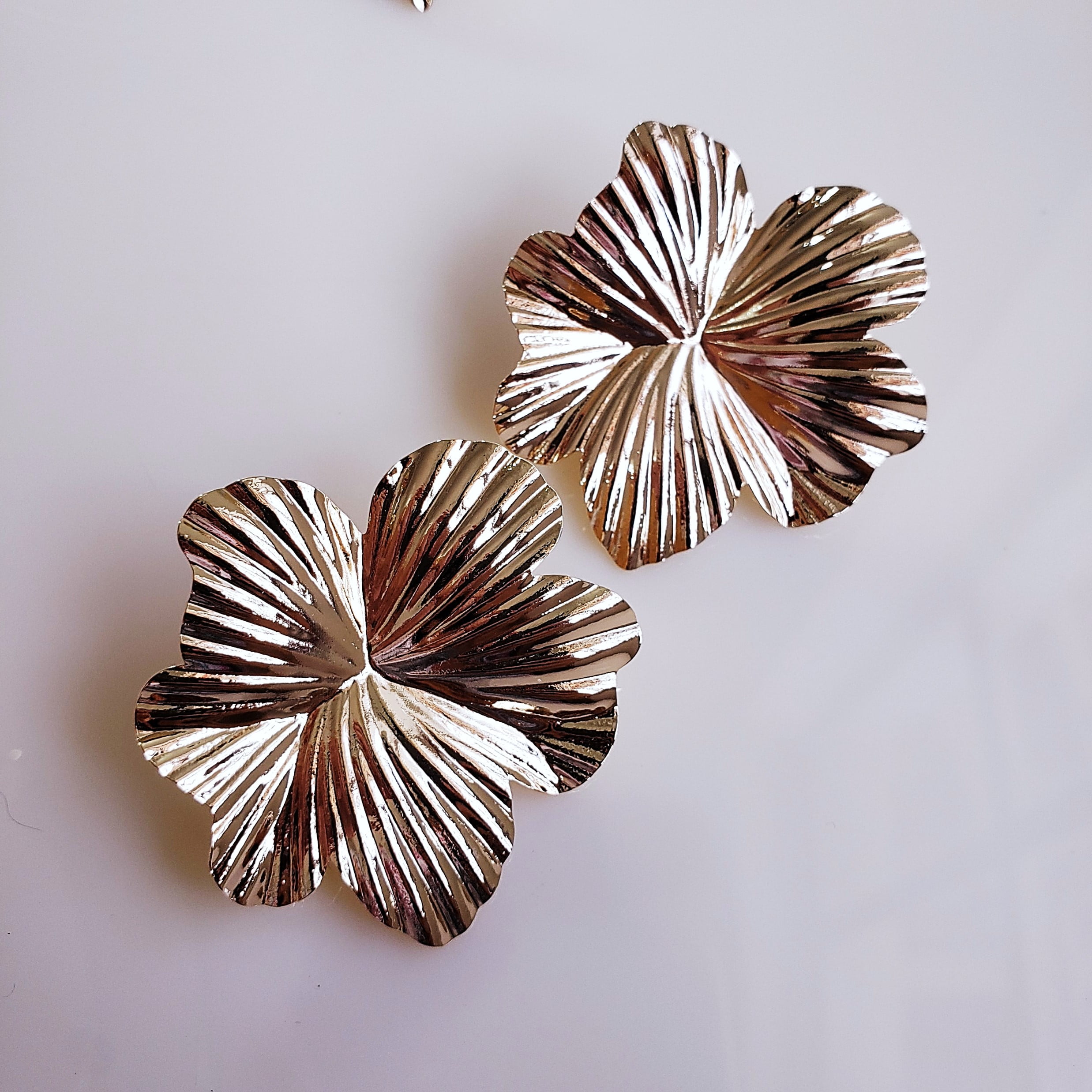 #Brinco  Dourado Big Flor  redondo- banhado a ouro 