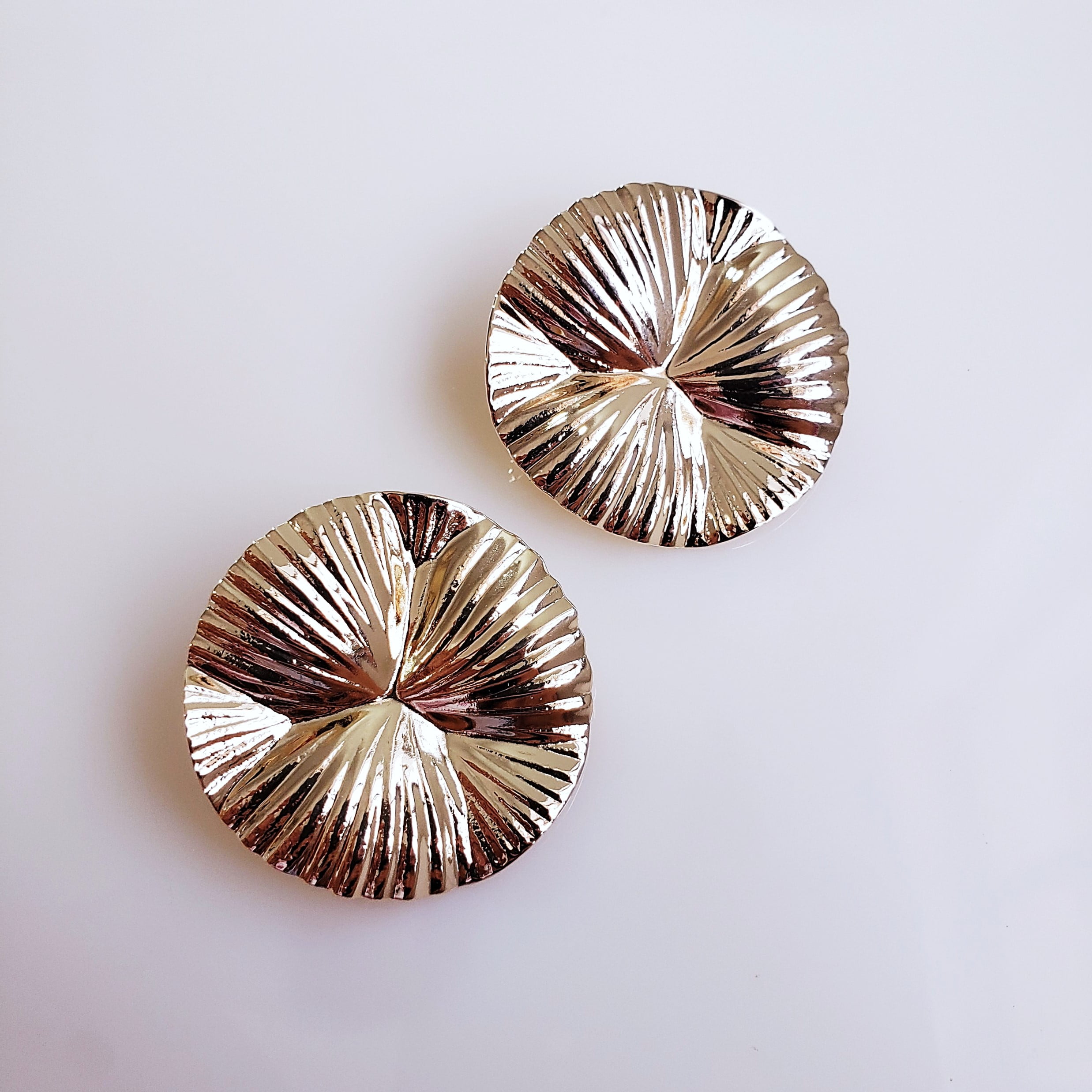 #Brinco  dourado redondo - banhado a ouro