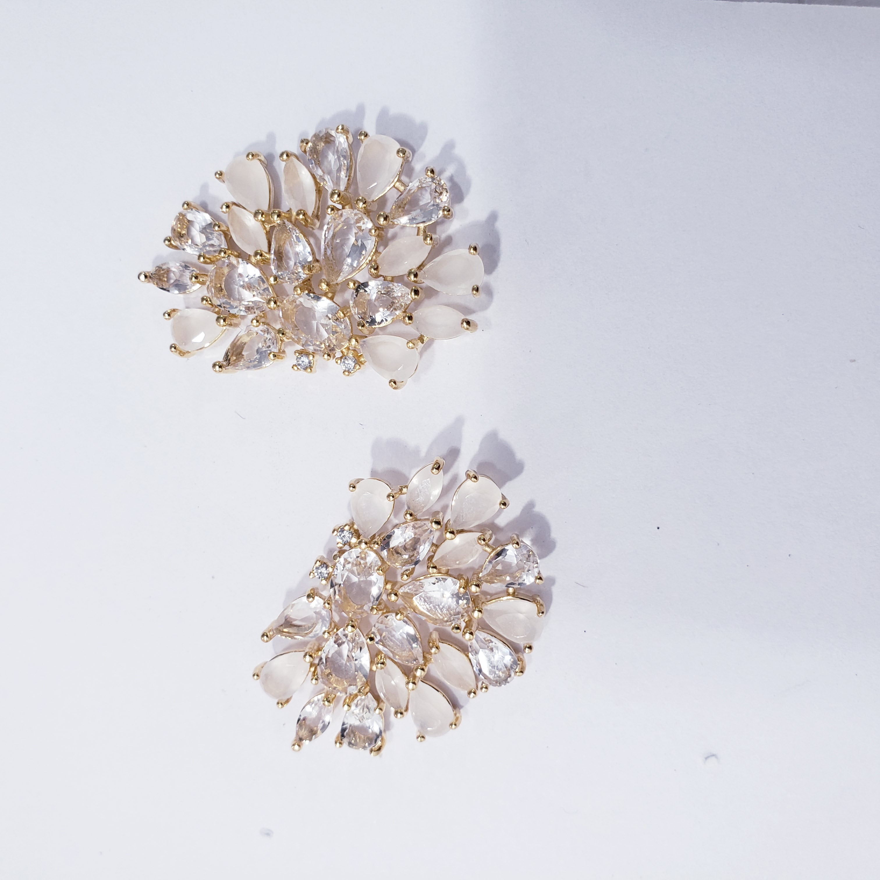 *Brinco de cristais leitosos white 1- banhado a ouro