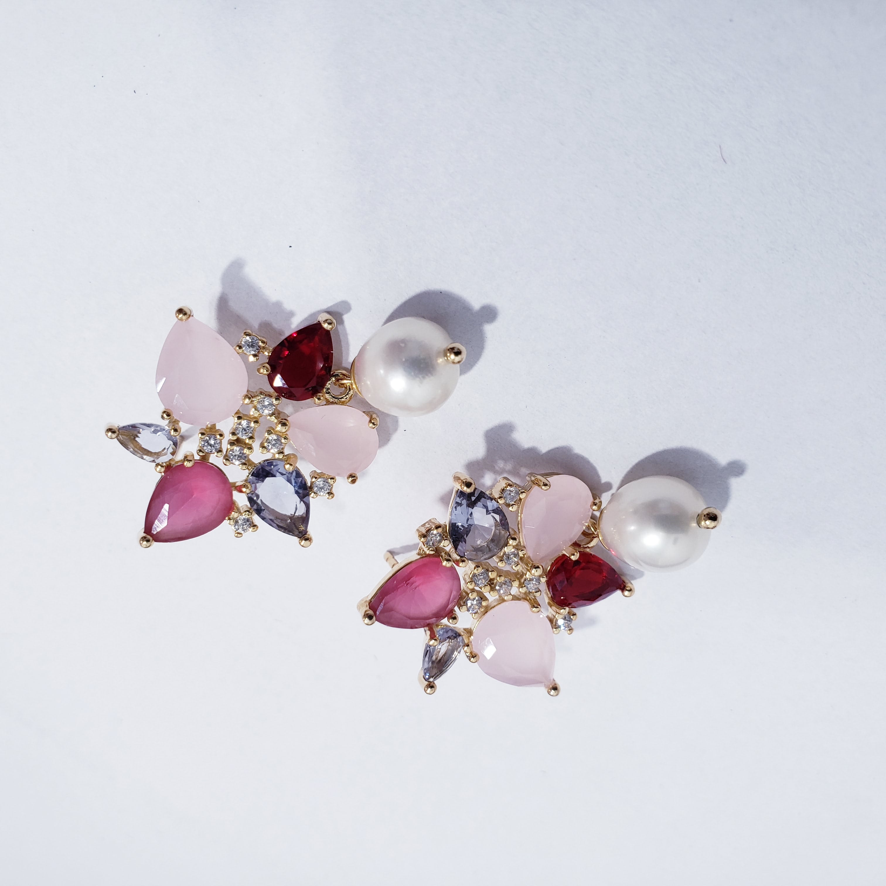*Brinco de cristais rosa e leitosos - banhado a ouro