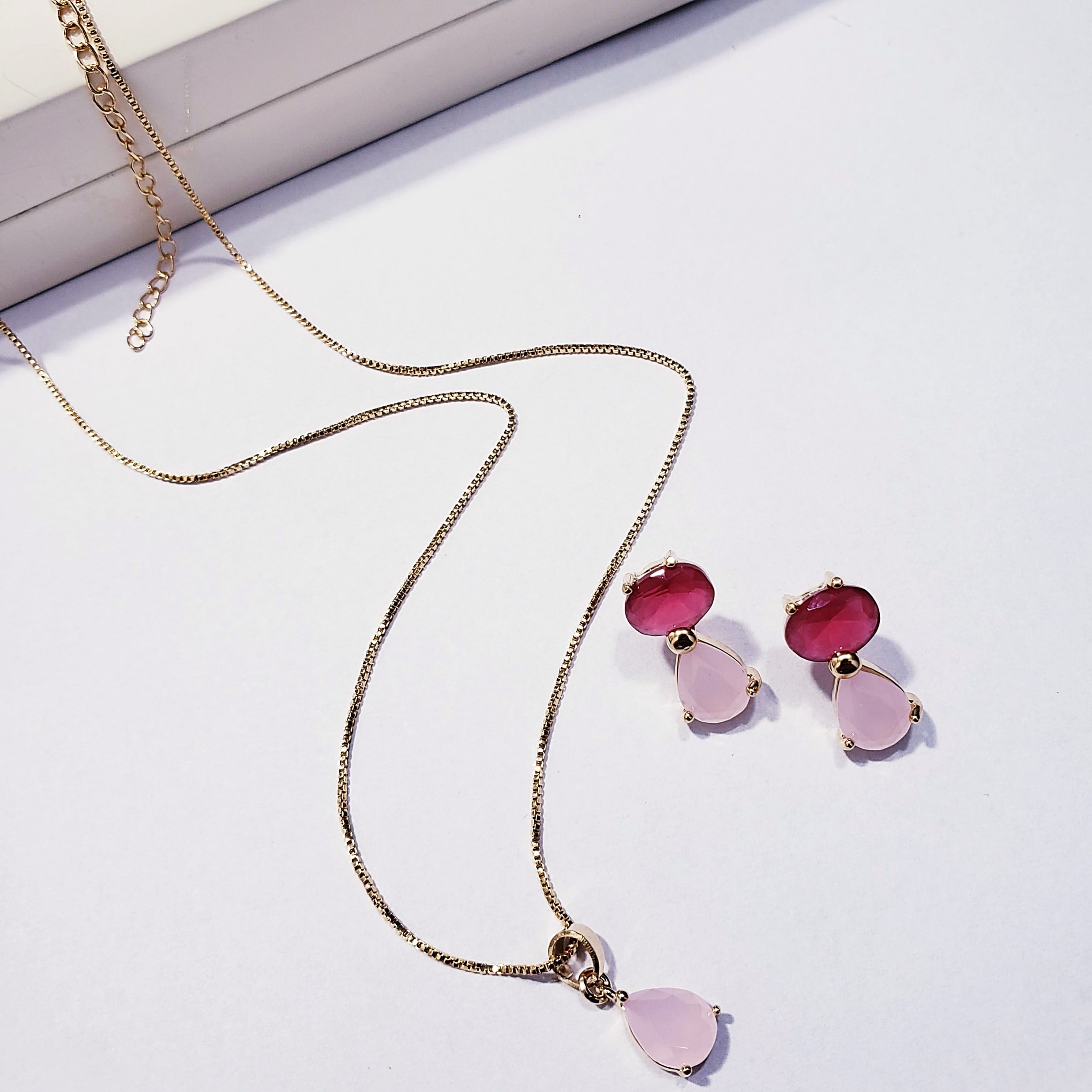 *Conjunto colar + brinco com cristais multicolor (vermelho e rosa) - banhado  ouro   