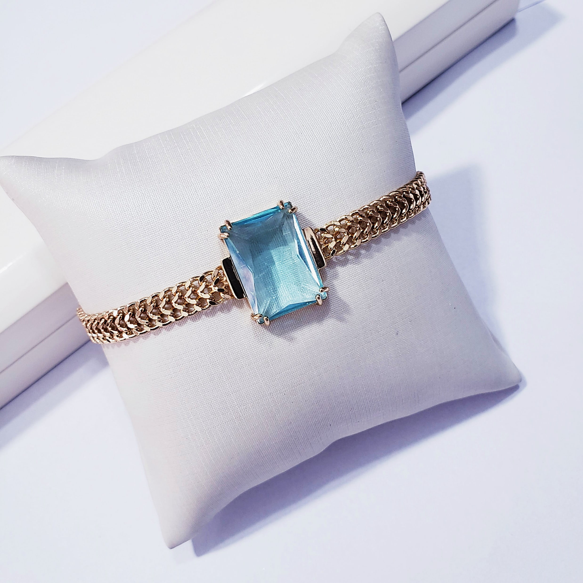 *Pulseira corrente  dourada com cristal azul aquamarine 