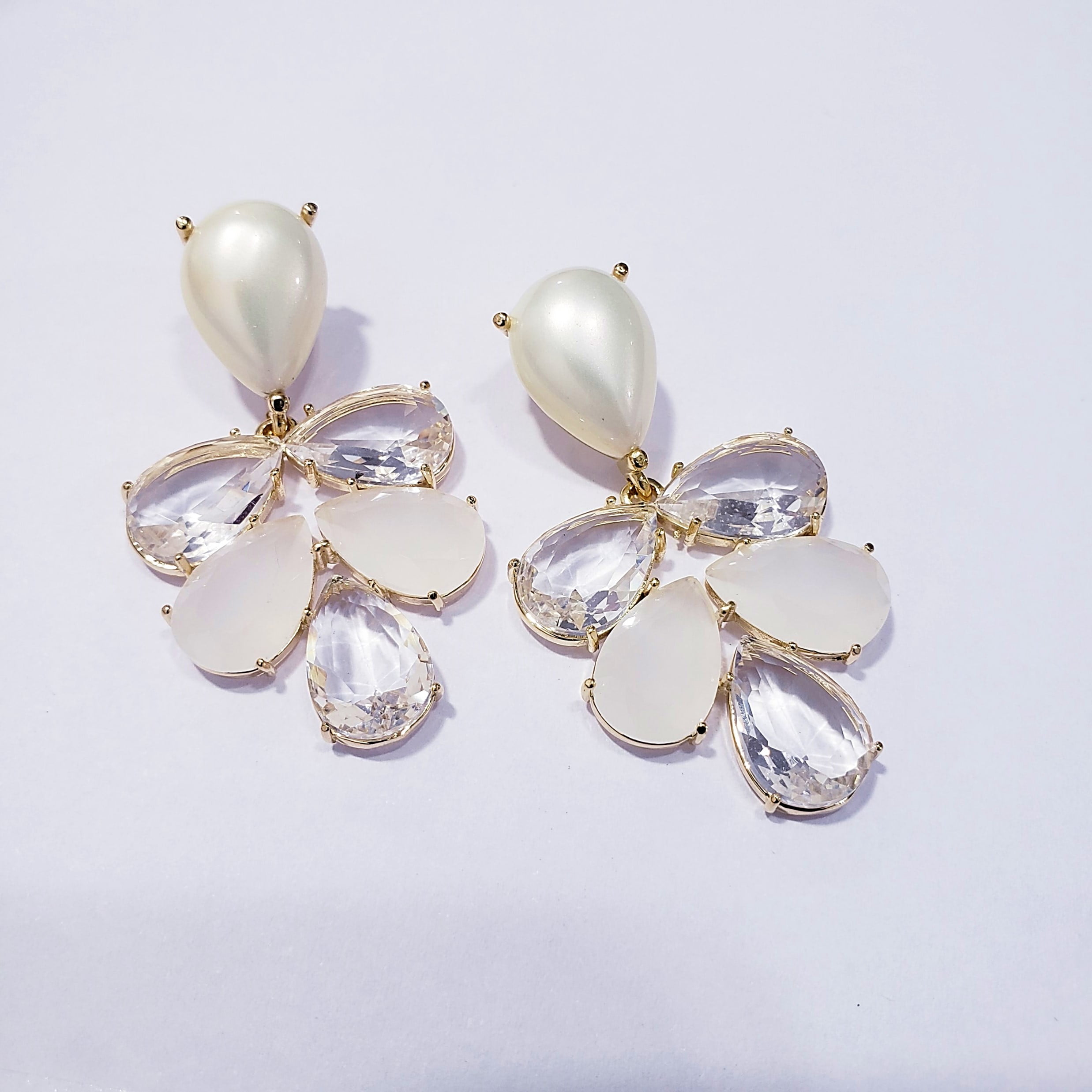 1-Brinco longo de cristais white e leitoso - banhado a ouro  