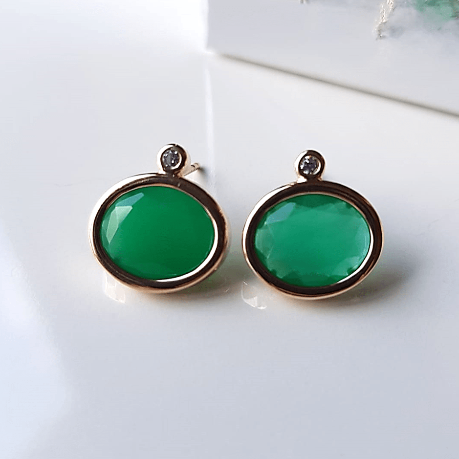 Brinco botão oval de cristal verde esmeralda e zircônia 10x12mm 
