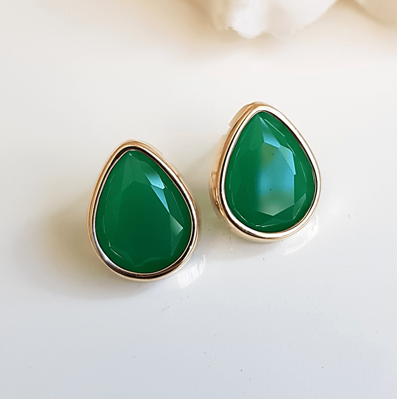 Brinco botão cristal verde esmeralda com bordas douradas - gota