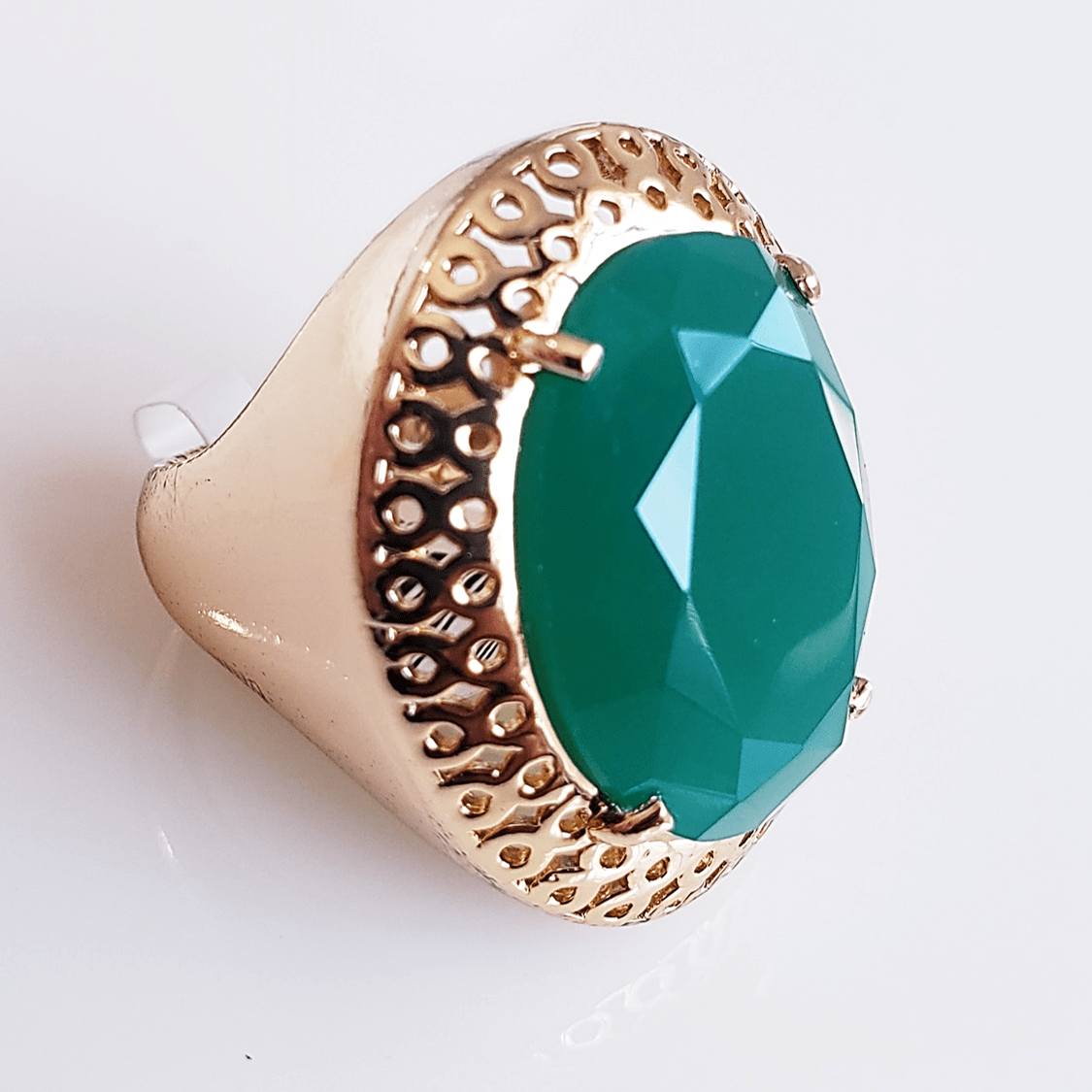 *Anel cristal verde esmeralda oval 20x15mm , modelo Lolita 