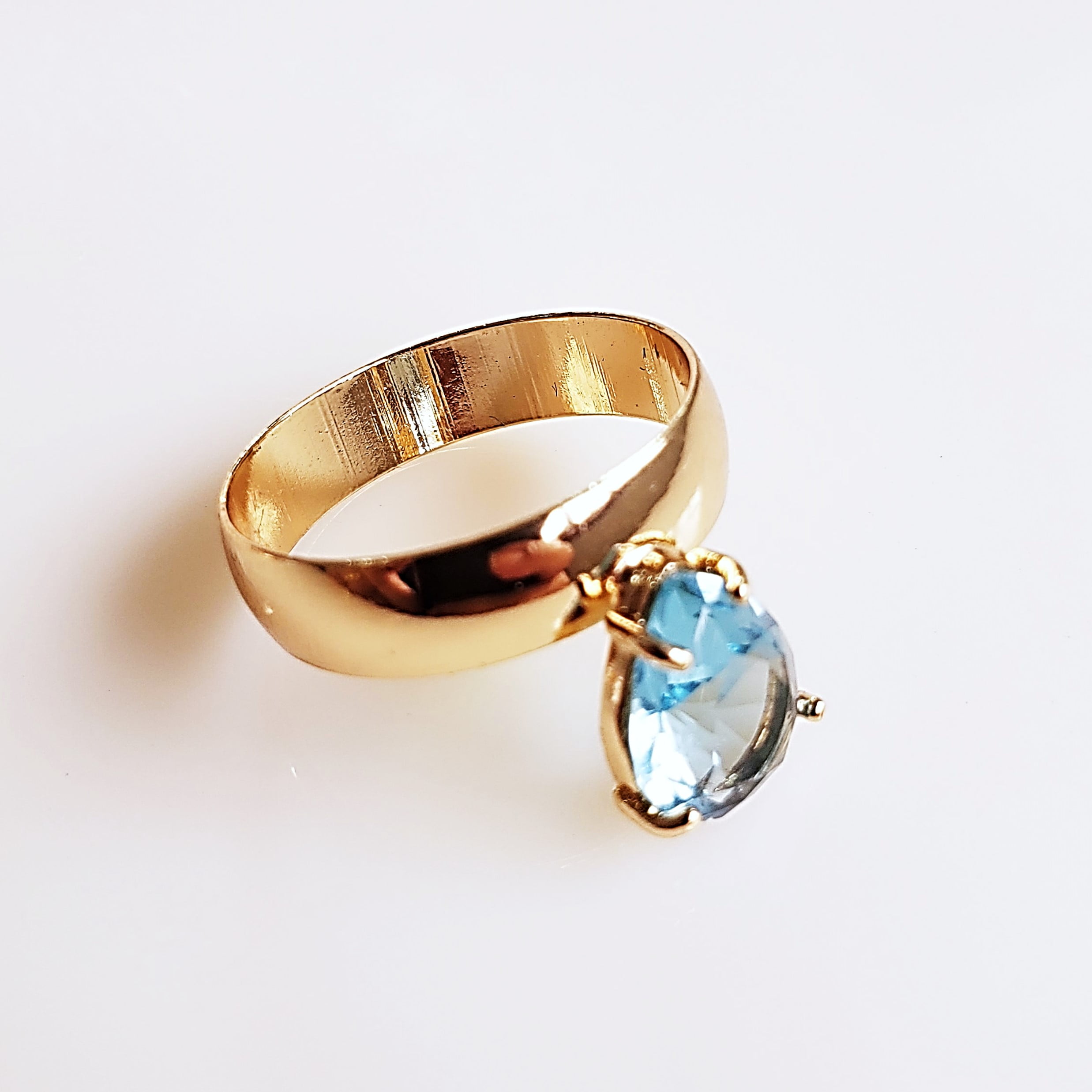*Anel de cristal azul claro aquamarine- banhado a ouro  