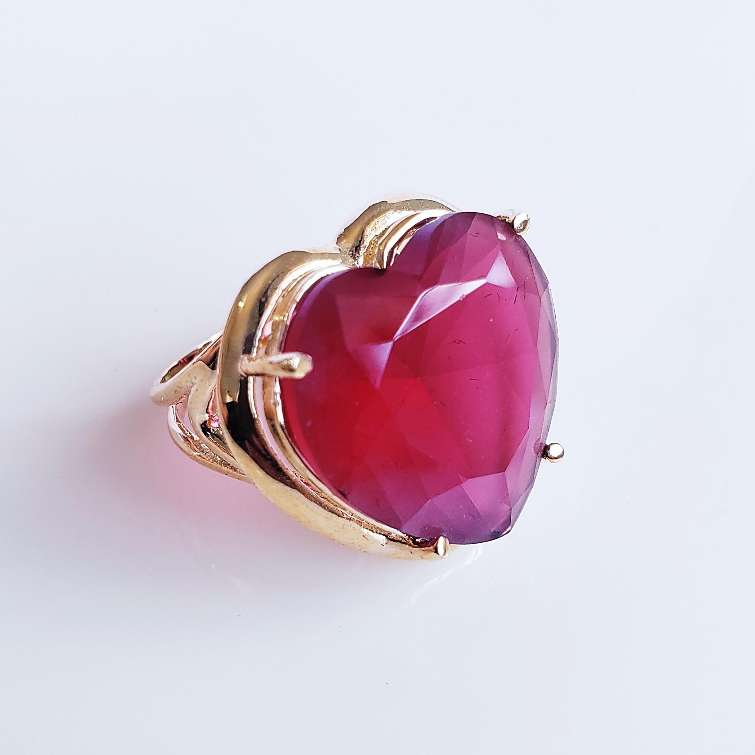 *Anel de cristal rosa turmalina fusion- modelo Coração - banhado a ouro      