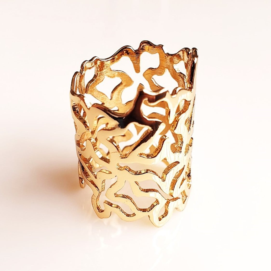 Anel dourado com design floral