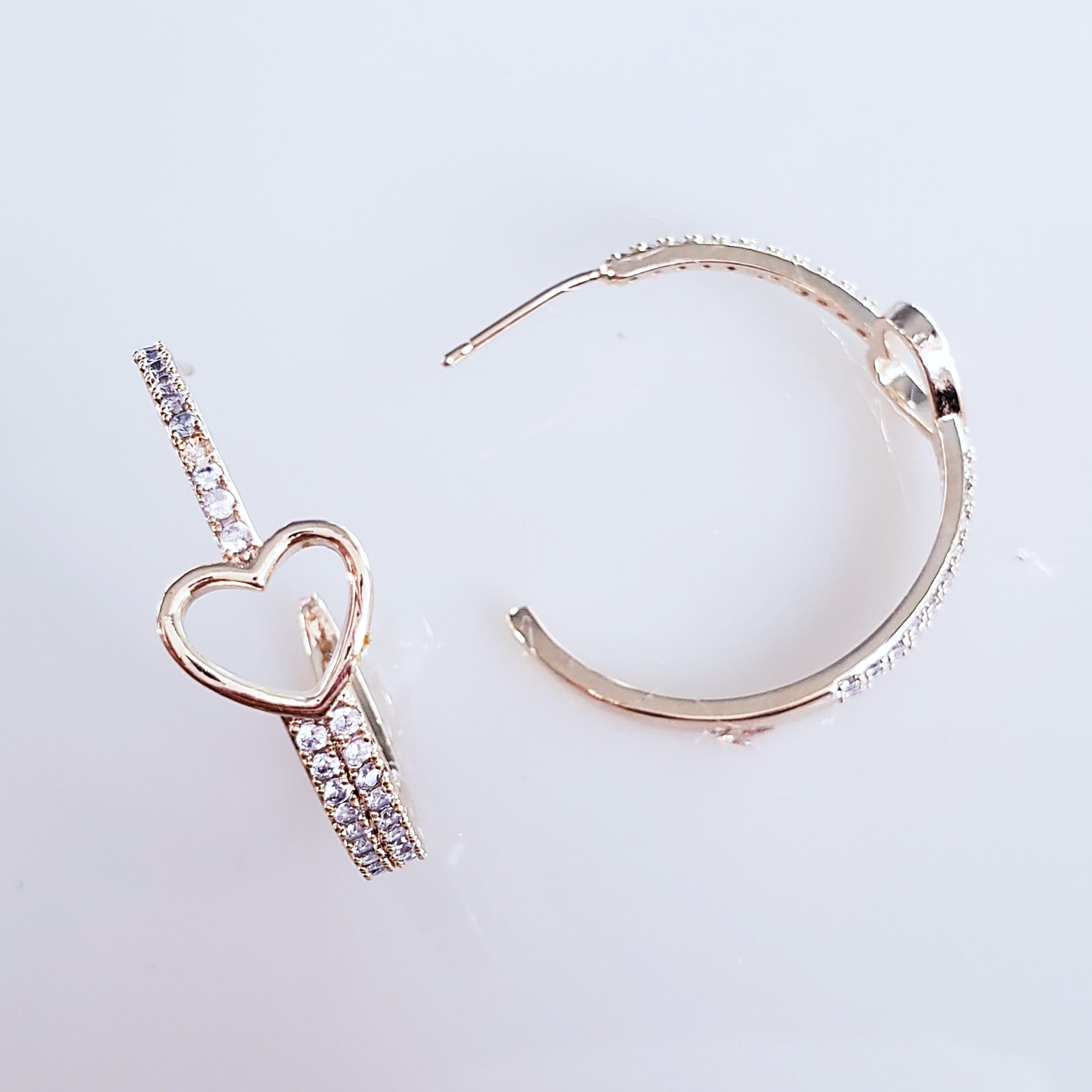 #Argola com coração vazado e zircônias - banhado a ouro     