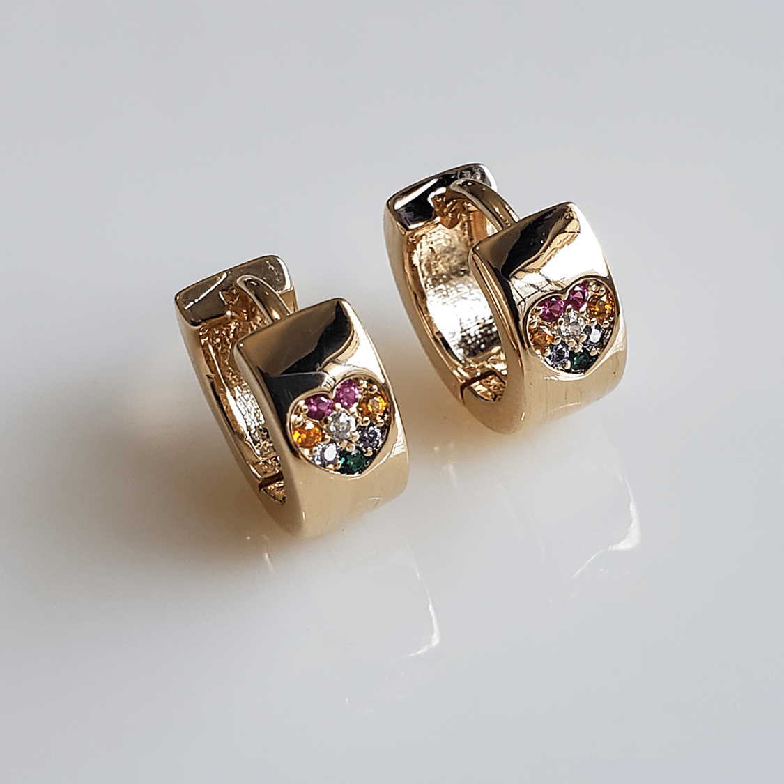 Brinco argola dourada com coração de zircônias coloridas- banhado a ouro