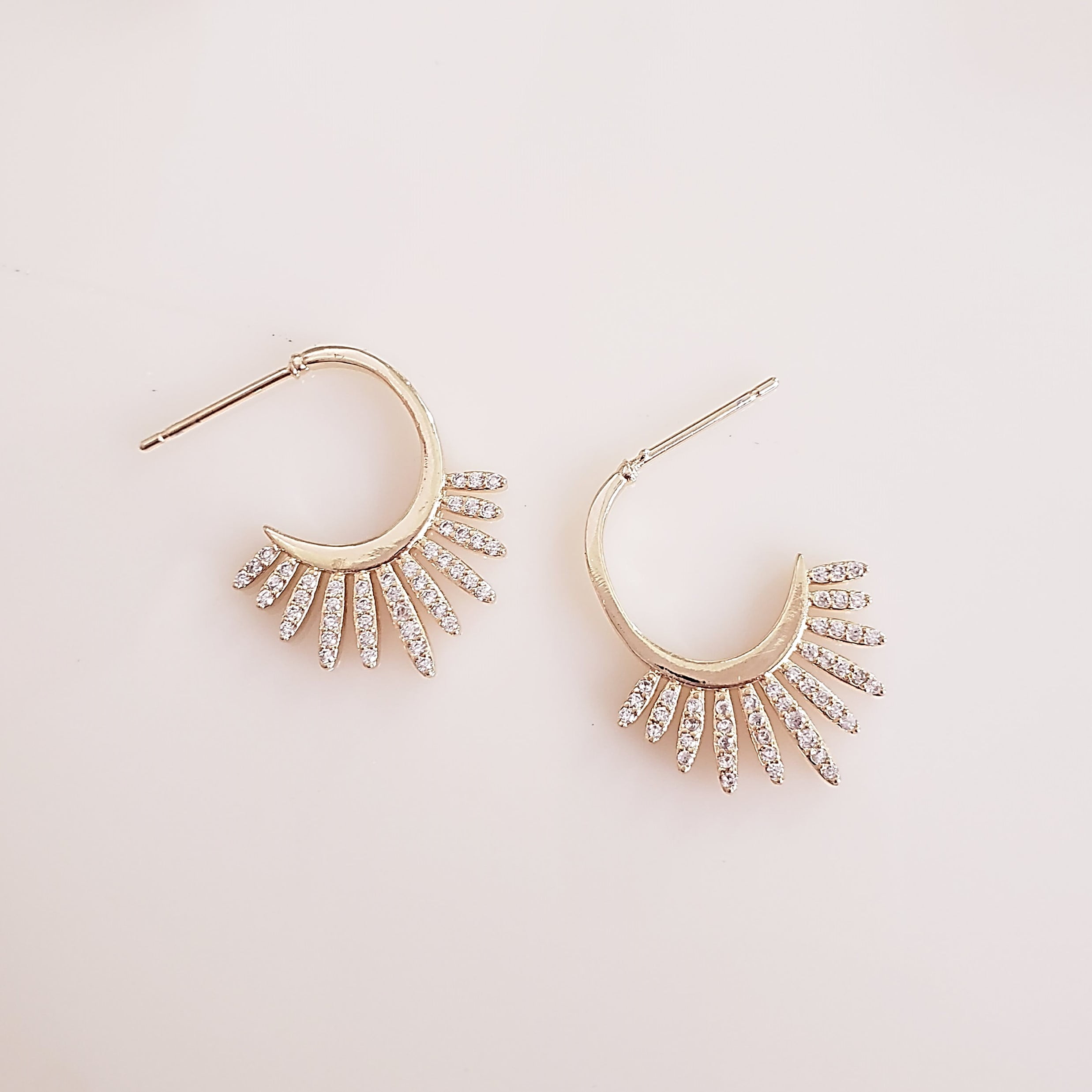 #Brinco argola estilo spike zircônias  - banhado a ouro  