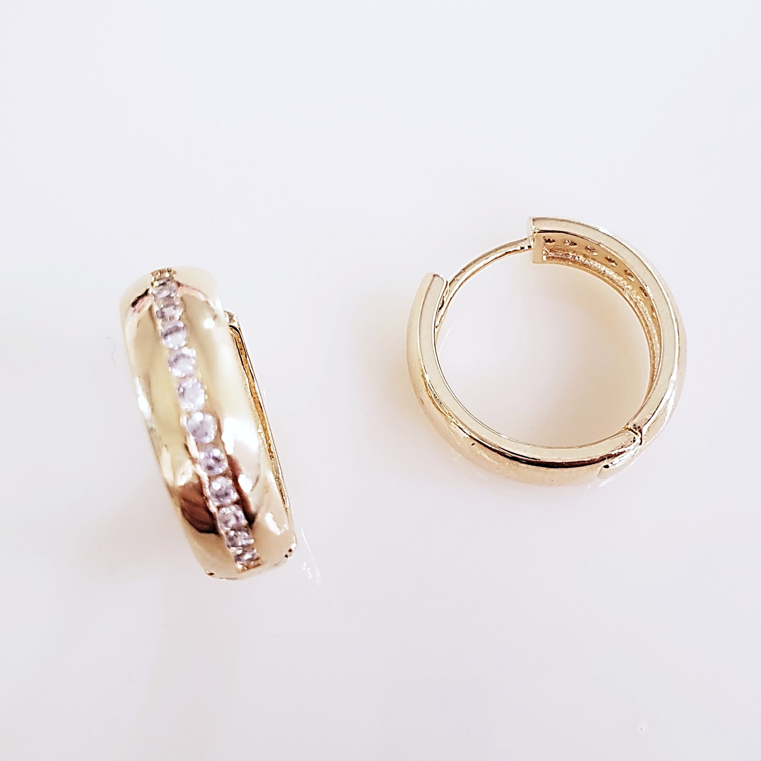#Brinco argola com faixa central de zircônias - banhado a ouro  