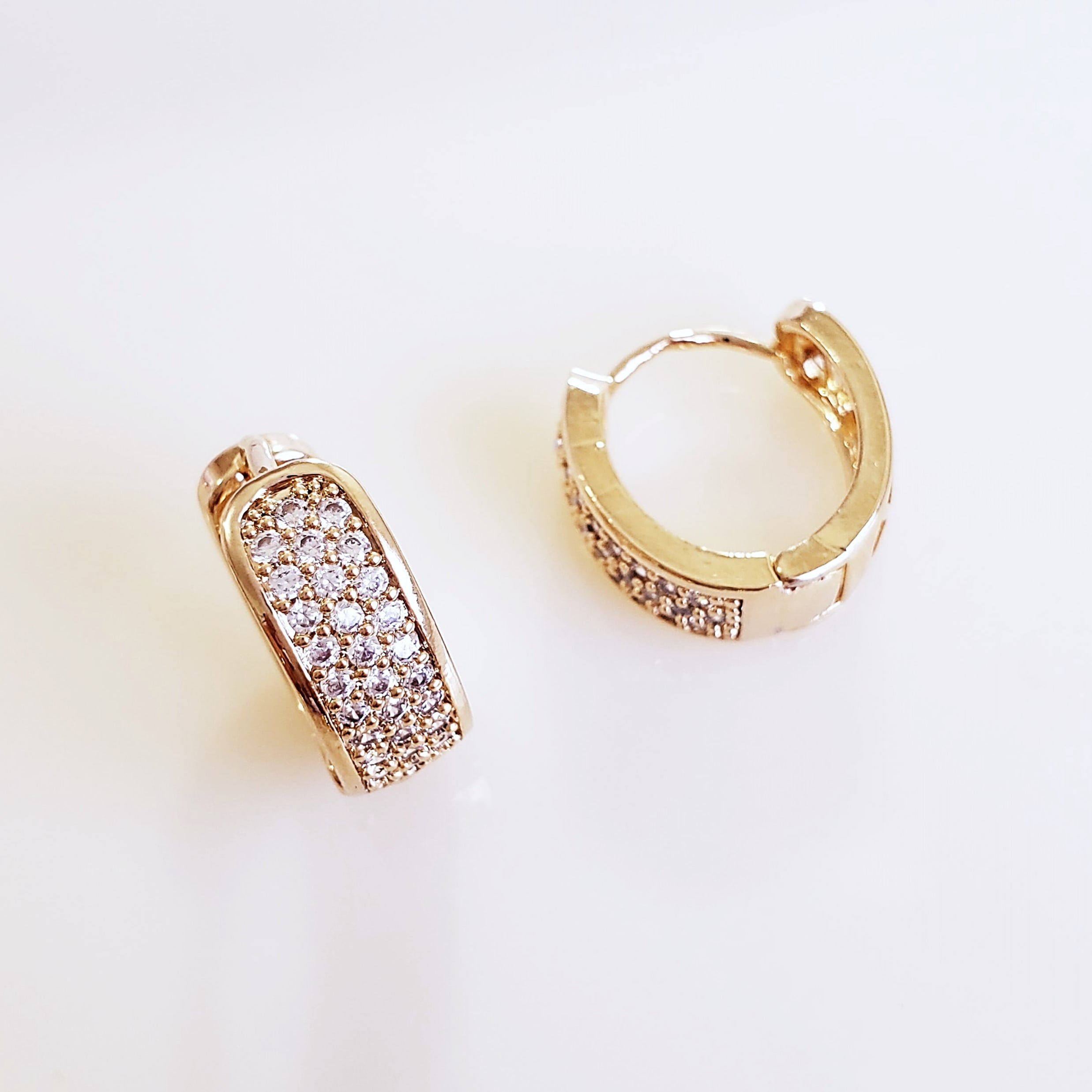 1-*Brinco argola oval com zircônias 5- banhado a ouro