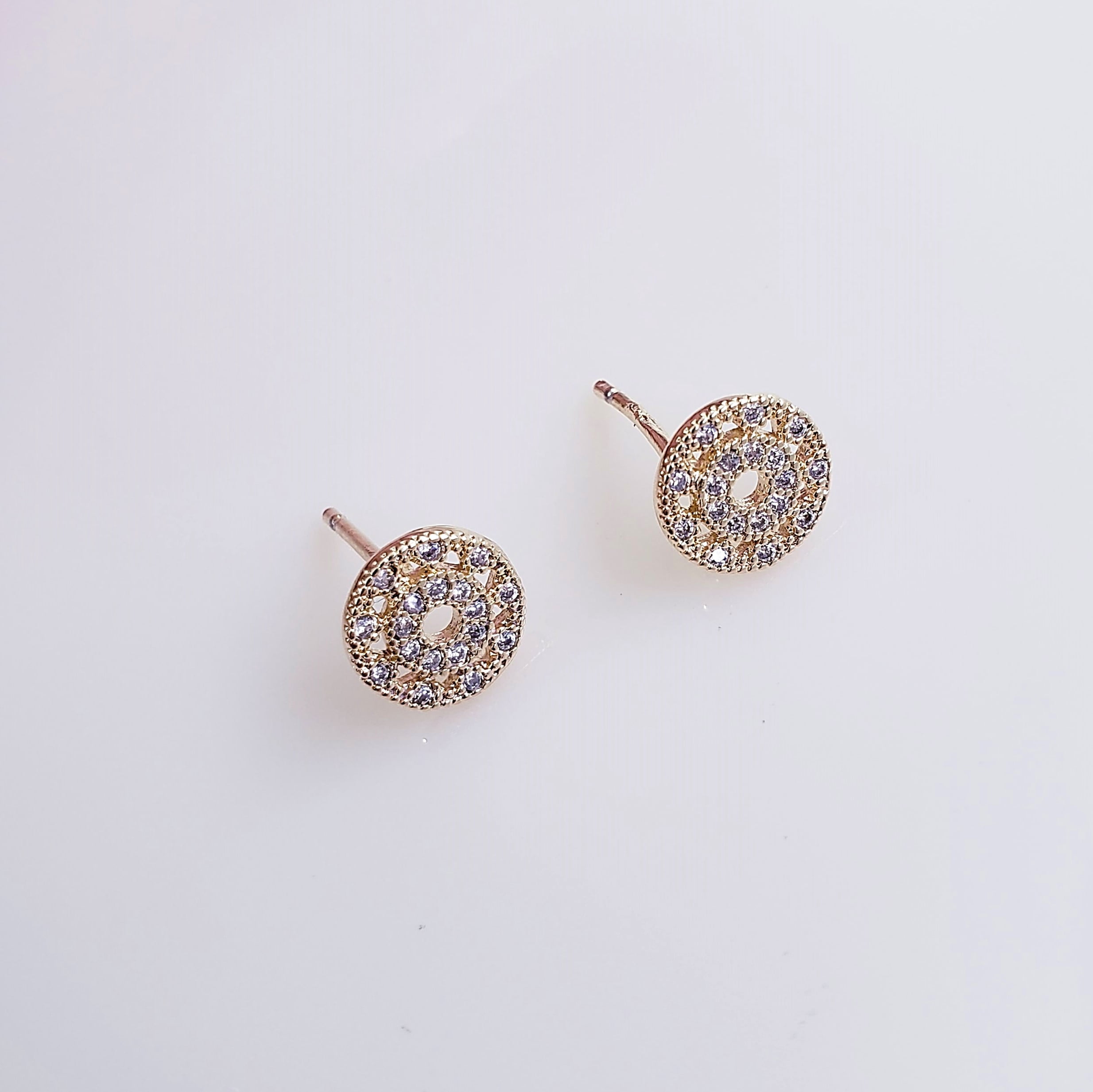 Brinco botão com zirconia - banhado a ouro