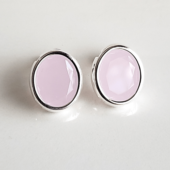 Brinco cristal oval 14x12mm rosa leitoso - banhado a prata