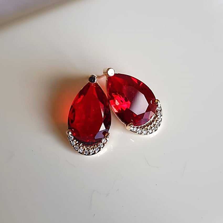 Brinco botão cristal vermelho rubi com zircônia-gota - (pedra 15x10mm)