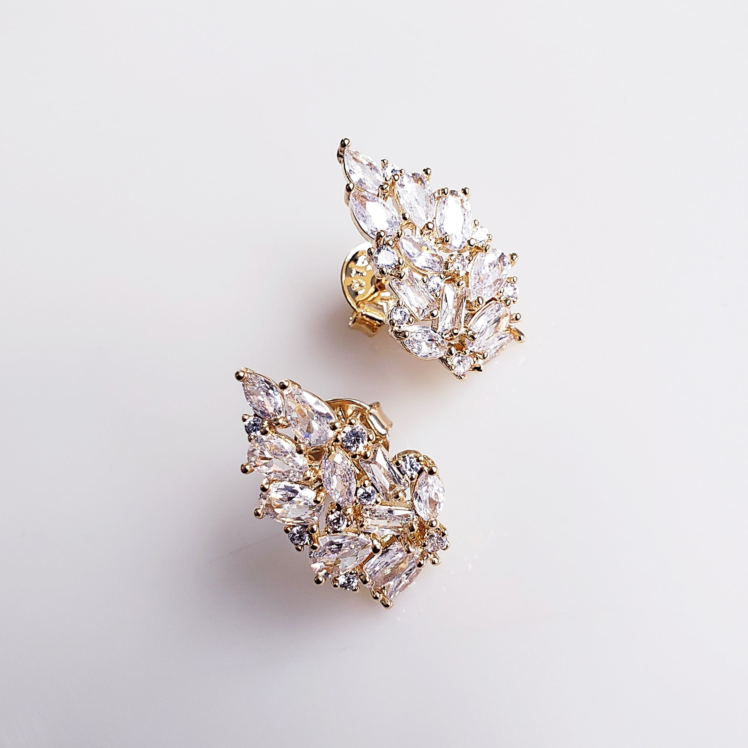 #Brinco com cristais white e zircônias 2- banhado a ouro    