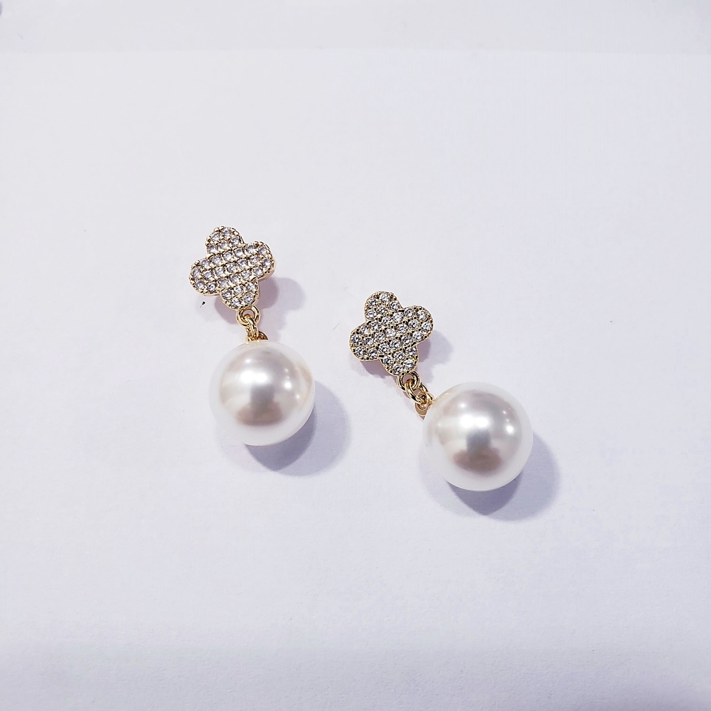 Brinco com pérolas shell e zircônias - banhado a ouro  