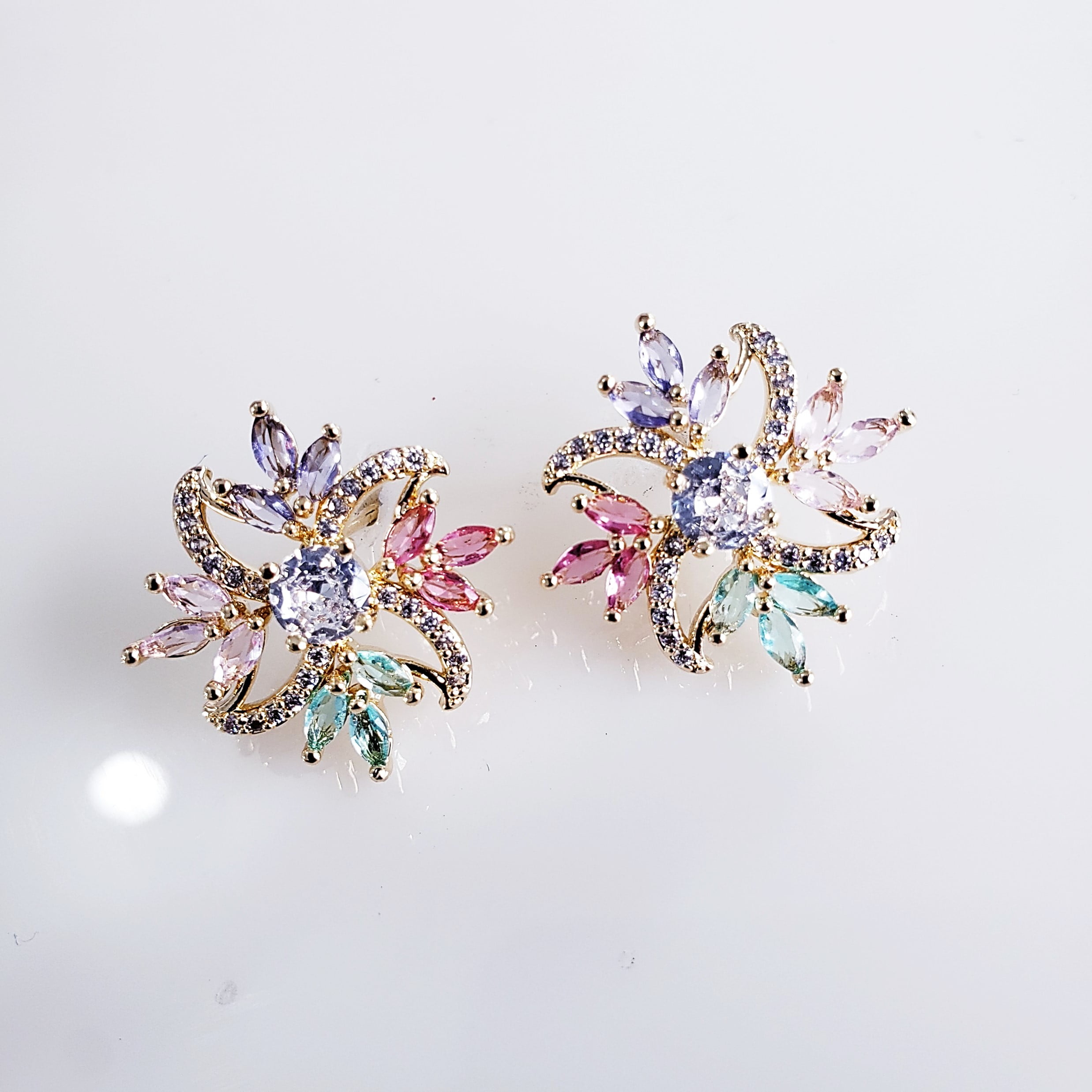 zero-*Brinco de cristais multicolor e zircônias  - banhado a ouro  