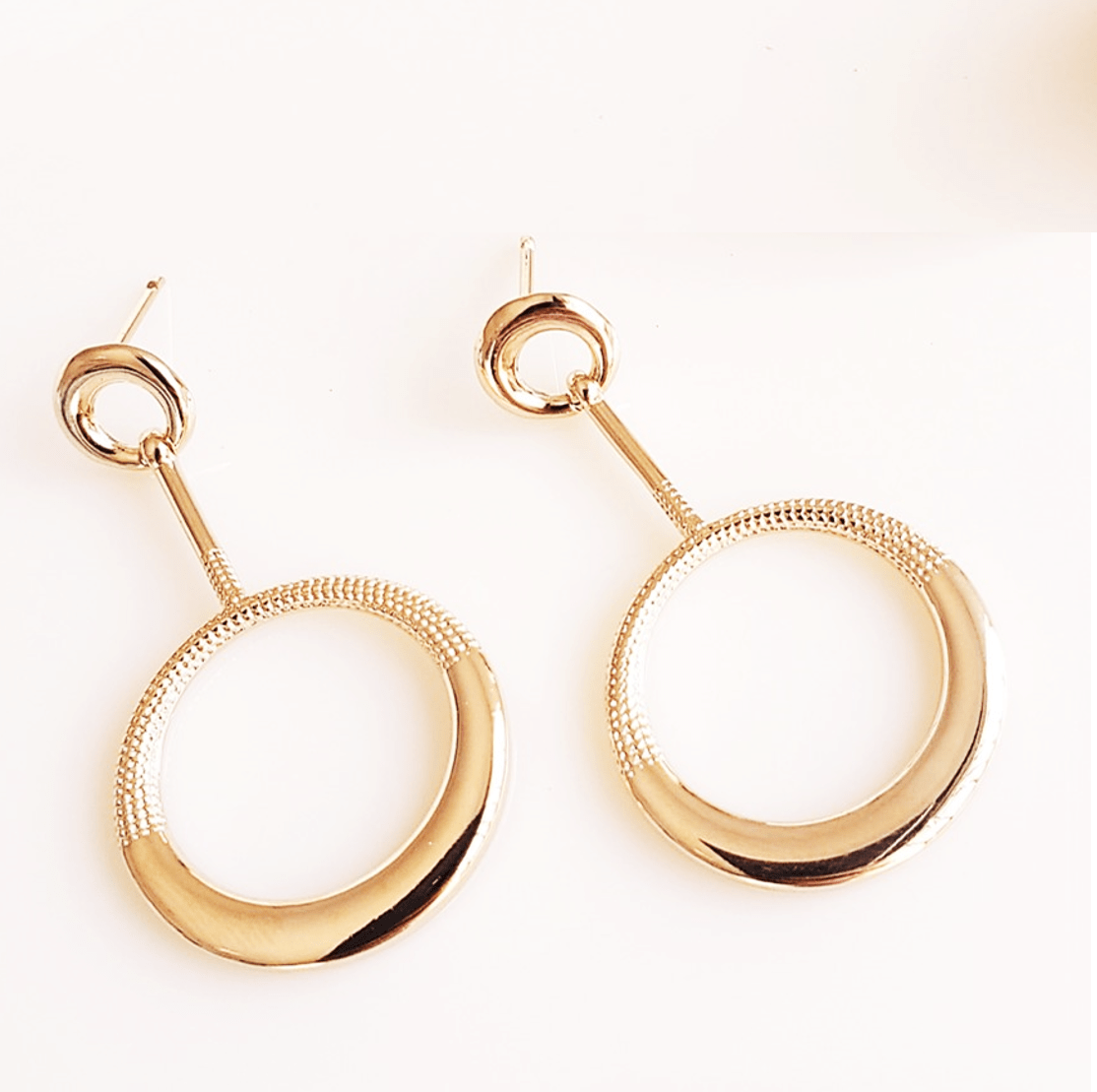 #Brinco com pendente e elo redondo - banhado a ouro       
