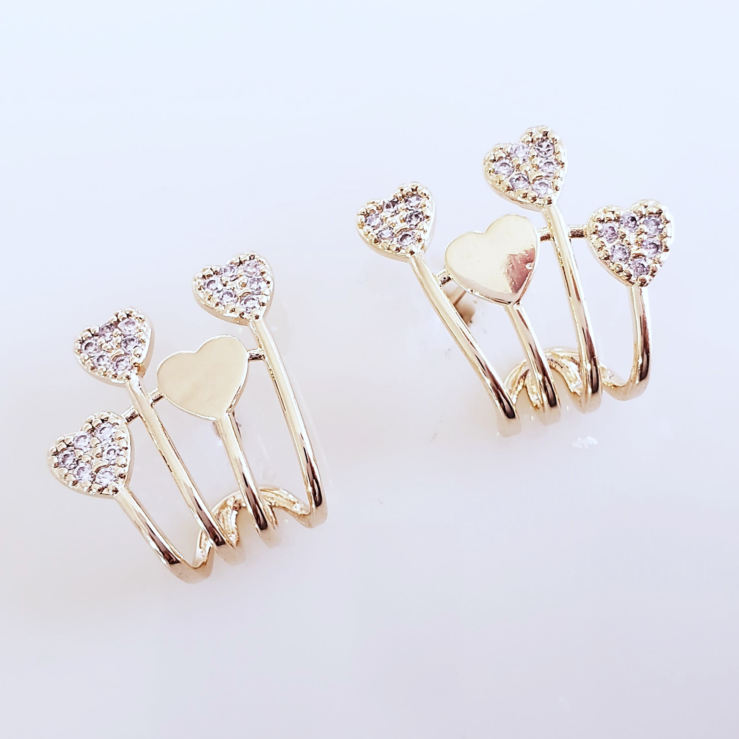 #Brinco ear hook com zircônias coração - banhado a ouro 
