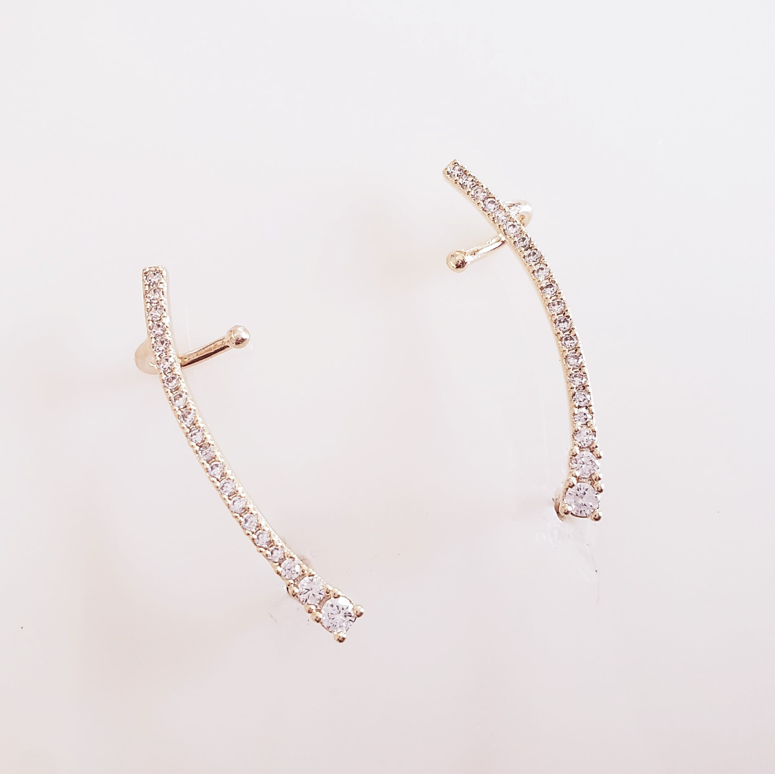 Brinco earcuff com zircônias - banhado a ouro   