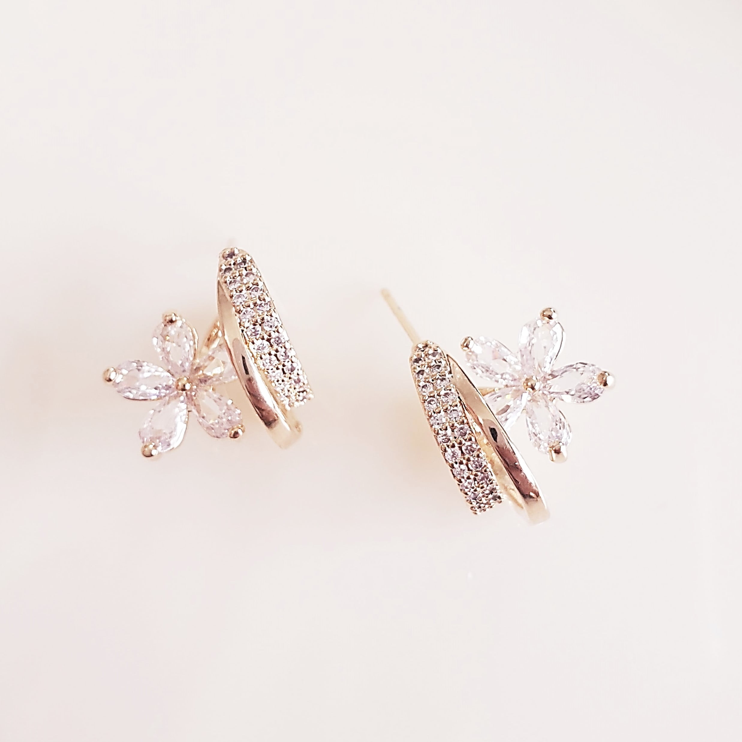 ZERO-*Brinco flowers com  zircônias 1  - banhado a ouro  