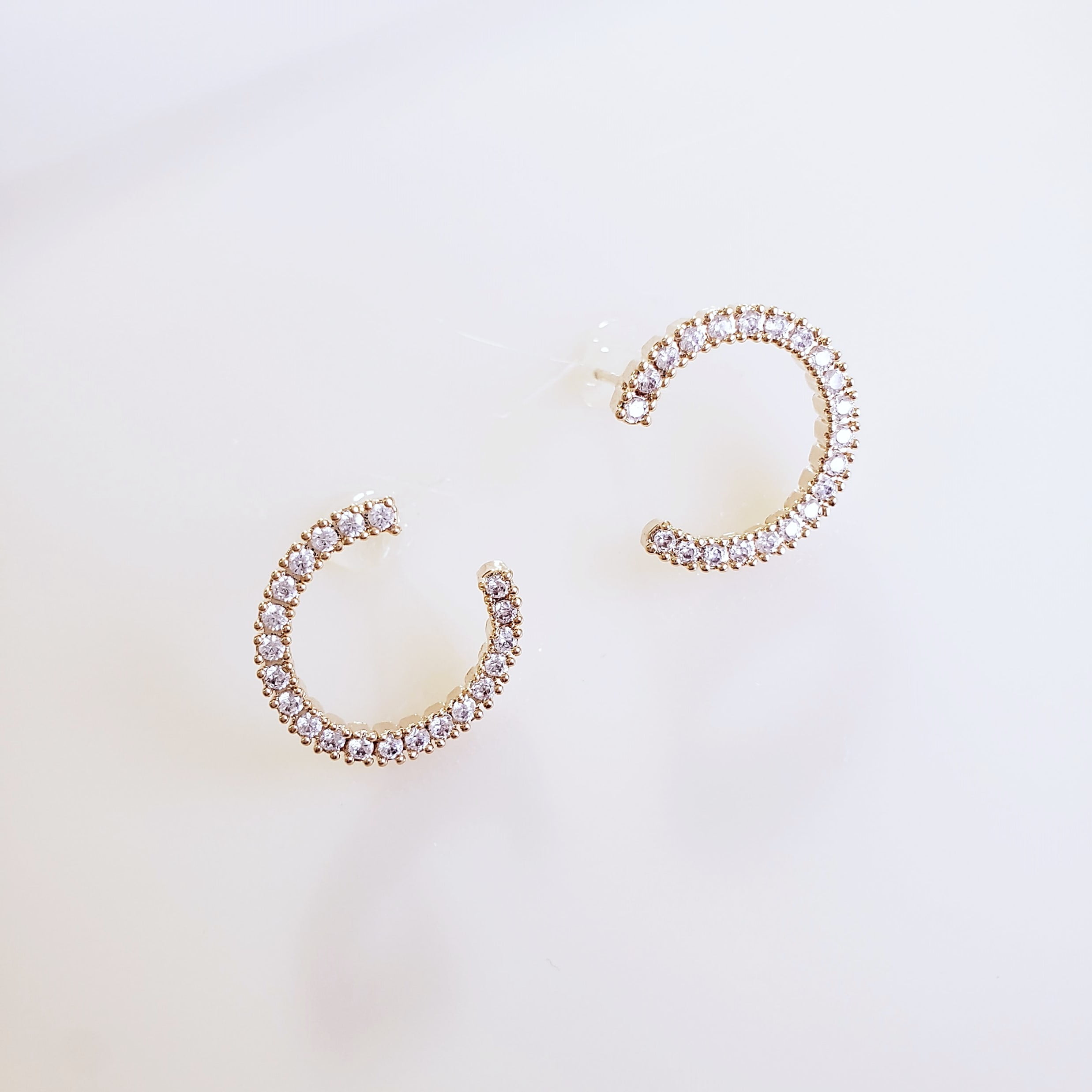 #Brinco Lua com zircônias - banhado a ouro 