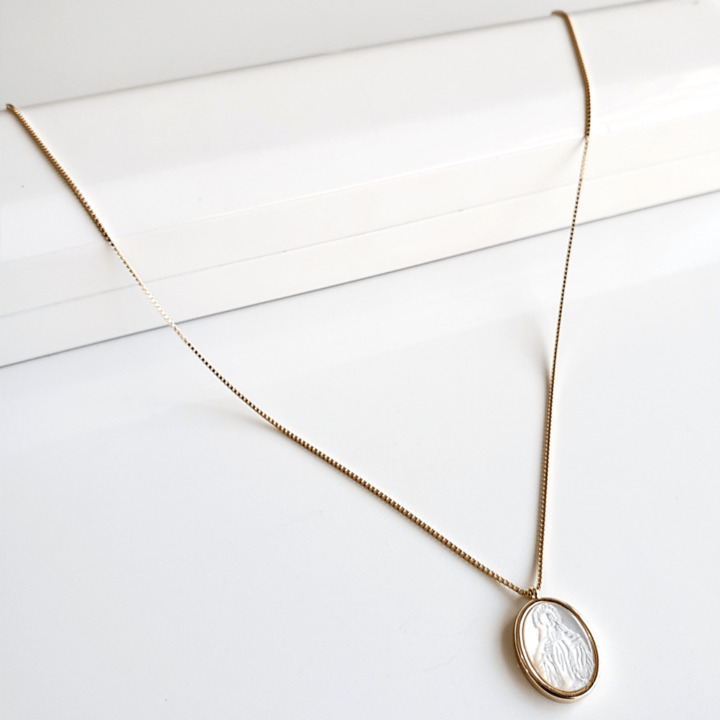 #Colar com pingente oval de madrepérola de Nossa Senhora das Graças  