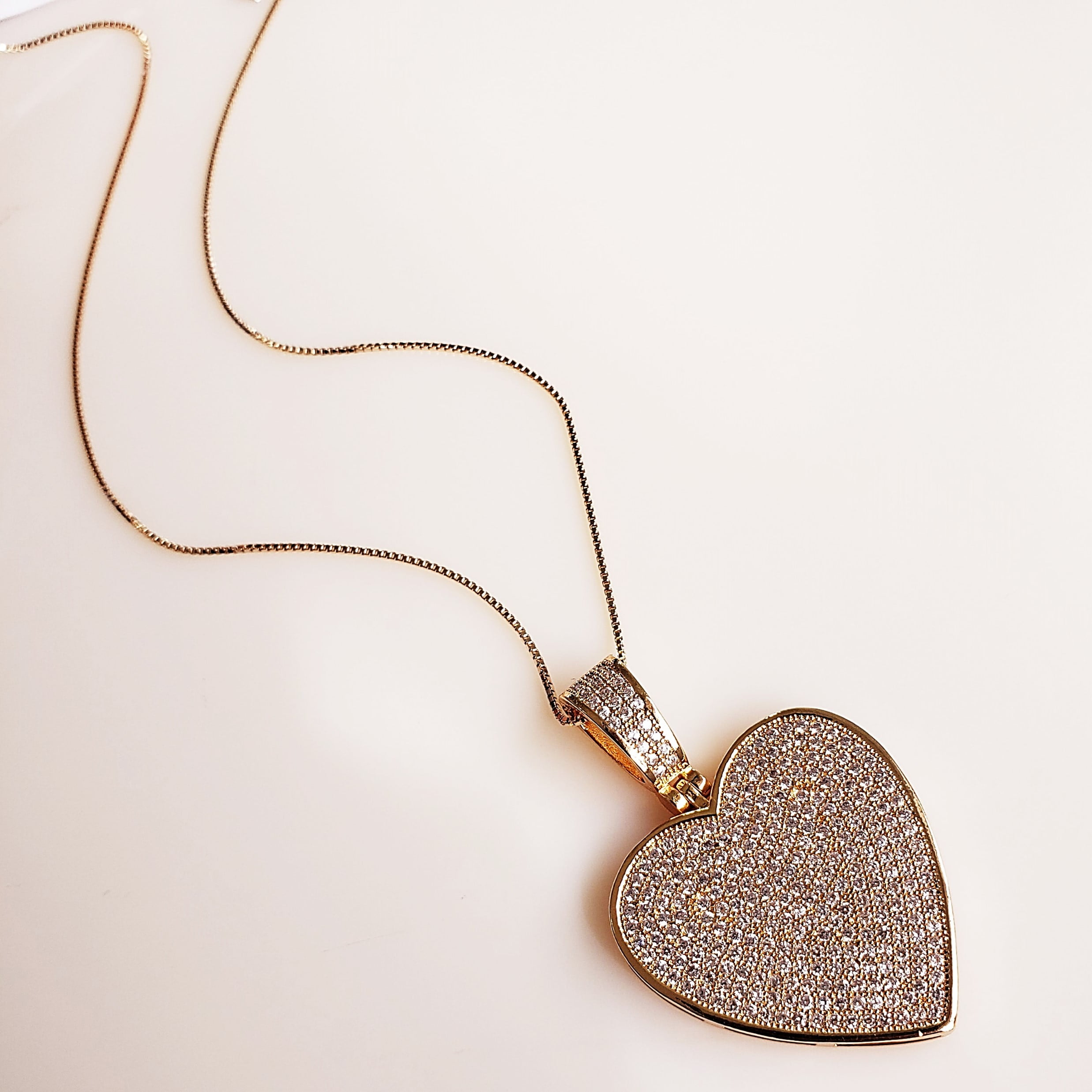 #colar curto com medalha coração cravejada de zircônias - banhado a ouro