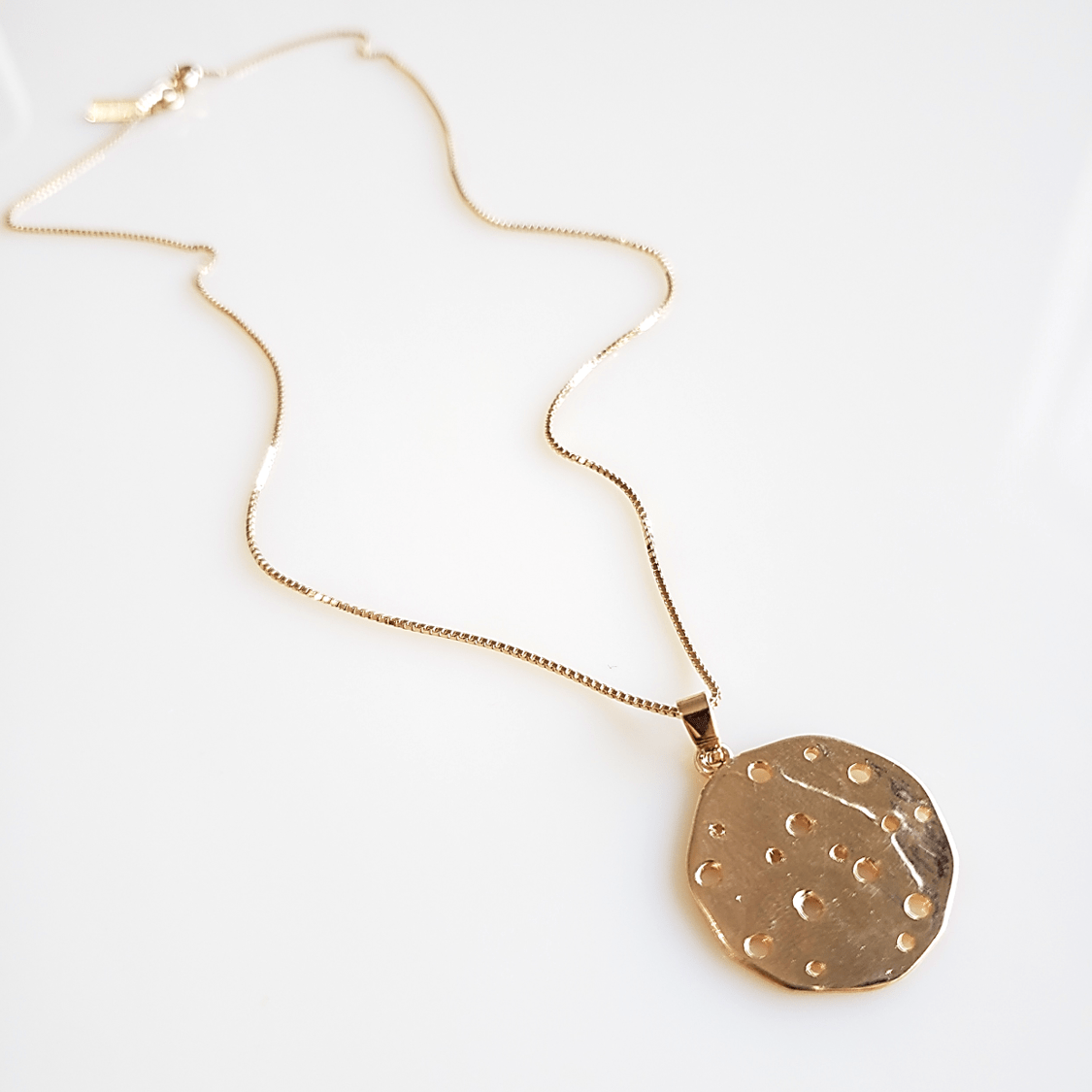 Colar curto com medalha dourada - banhado a ouro  