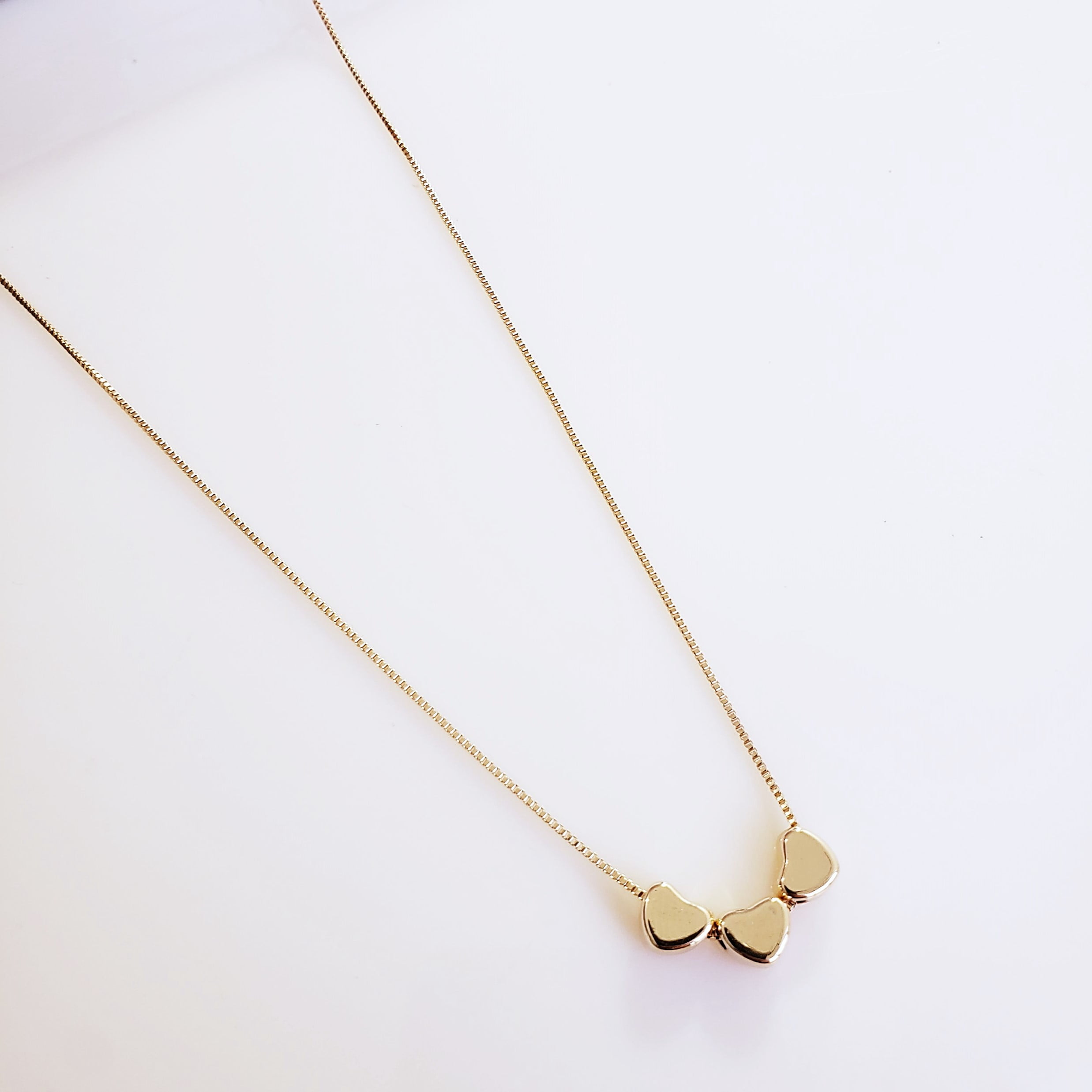 Colar curto de corrente com pingente de corações de metal - banhado a ouro