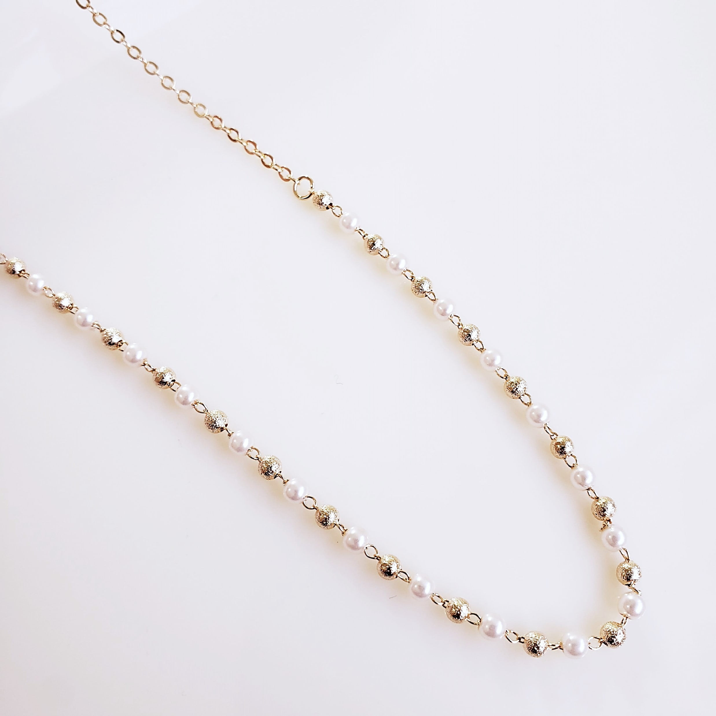 #Colar curto de pérolas com bolinhas de metal- banhado a ouro 