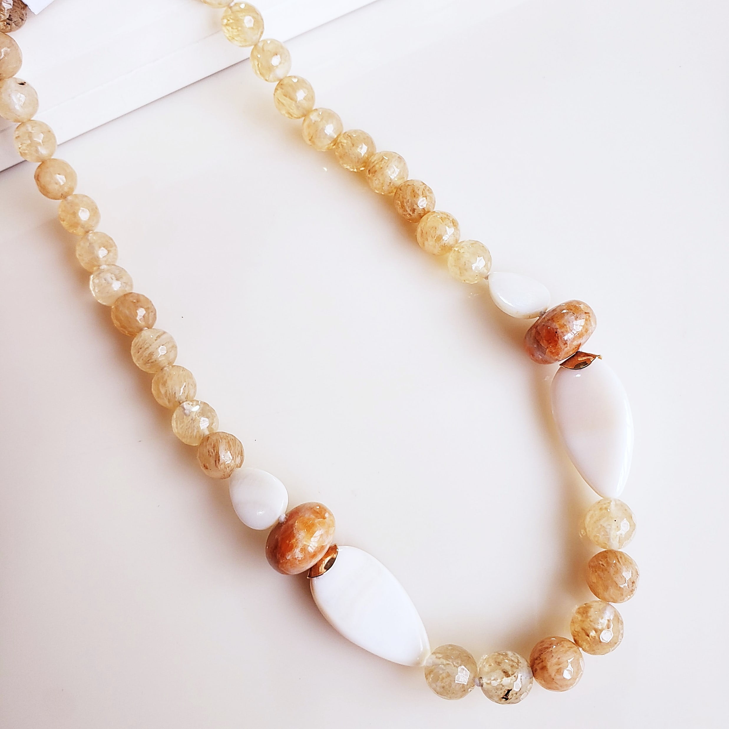 *Colar de pedra natural jaspe laranja mesclado, cristal rutilo e madrepérola - banhado a ouro