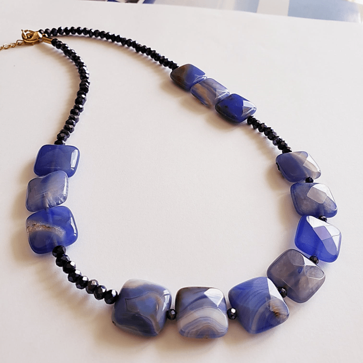 1-Colar de pedras naturais Ágata azul- metais banhados a ouro 