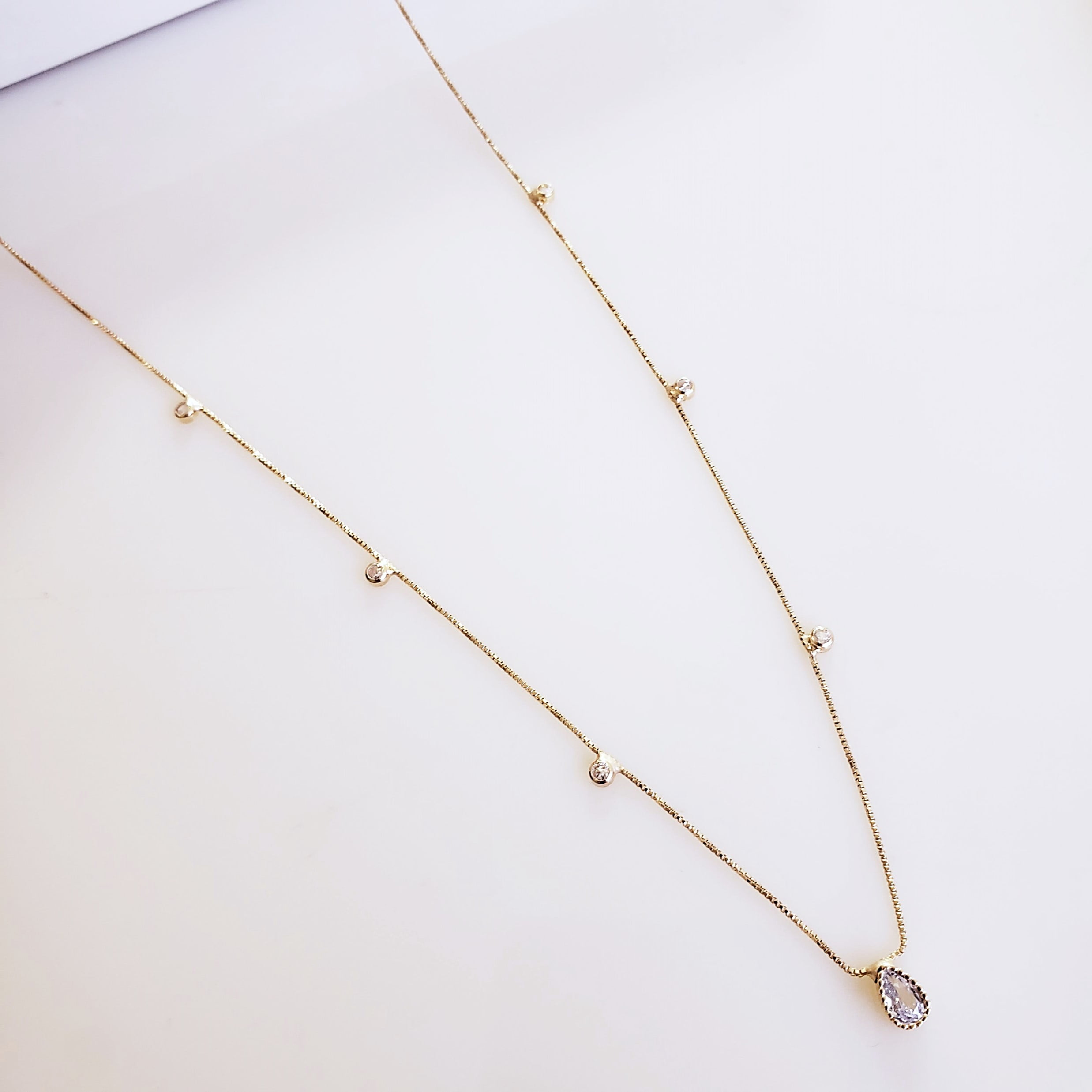 #Colar Delicatta curto detalhes em zircônias - banhado a ouro