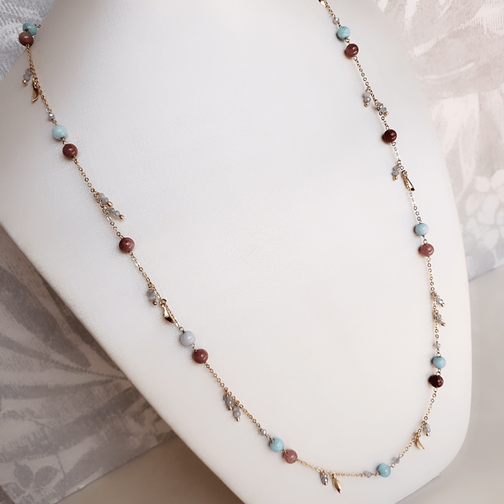 Colar longo e delicado com pedras naturais e cristais multicolor - banhado a ouro  