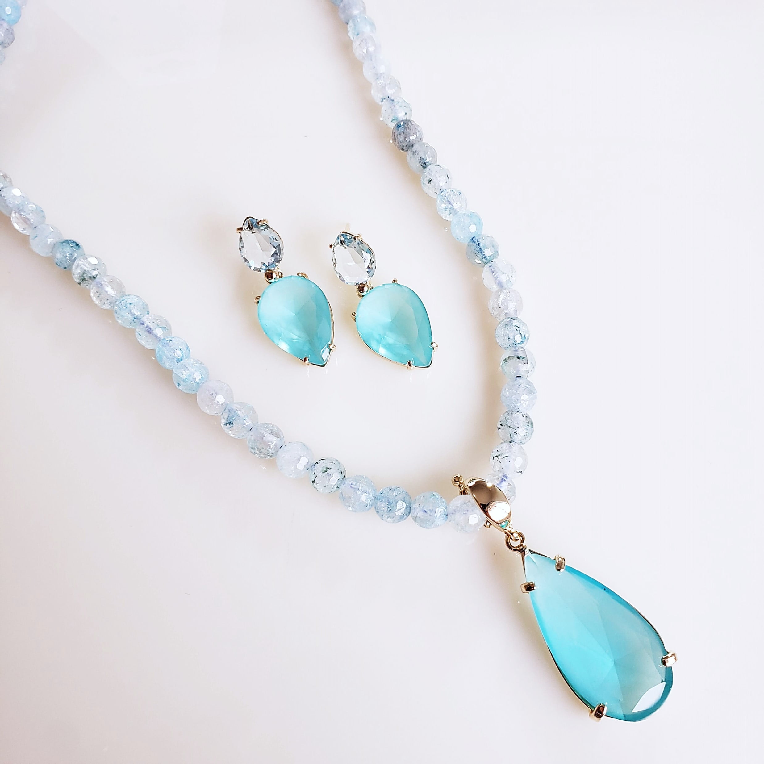 *Conjunto colar + brinco de jade azul e pingente de cristal azul fusion - banhado a ouro     