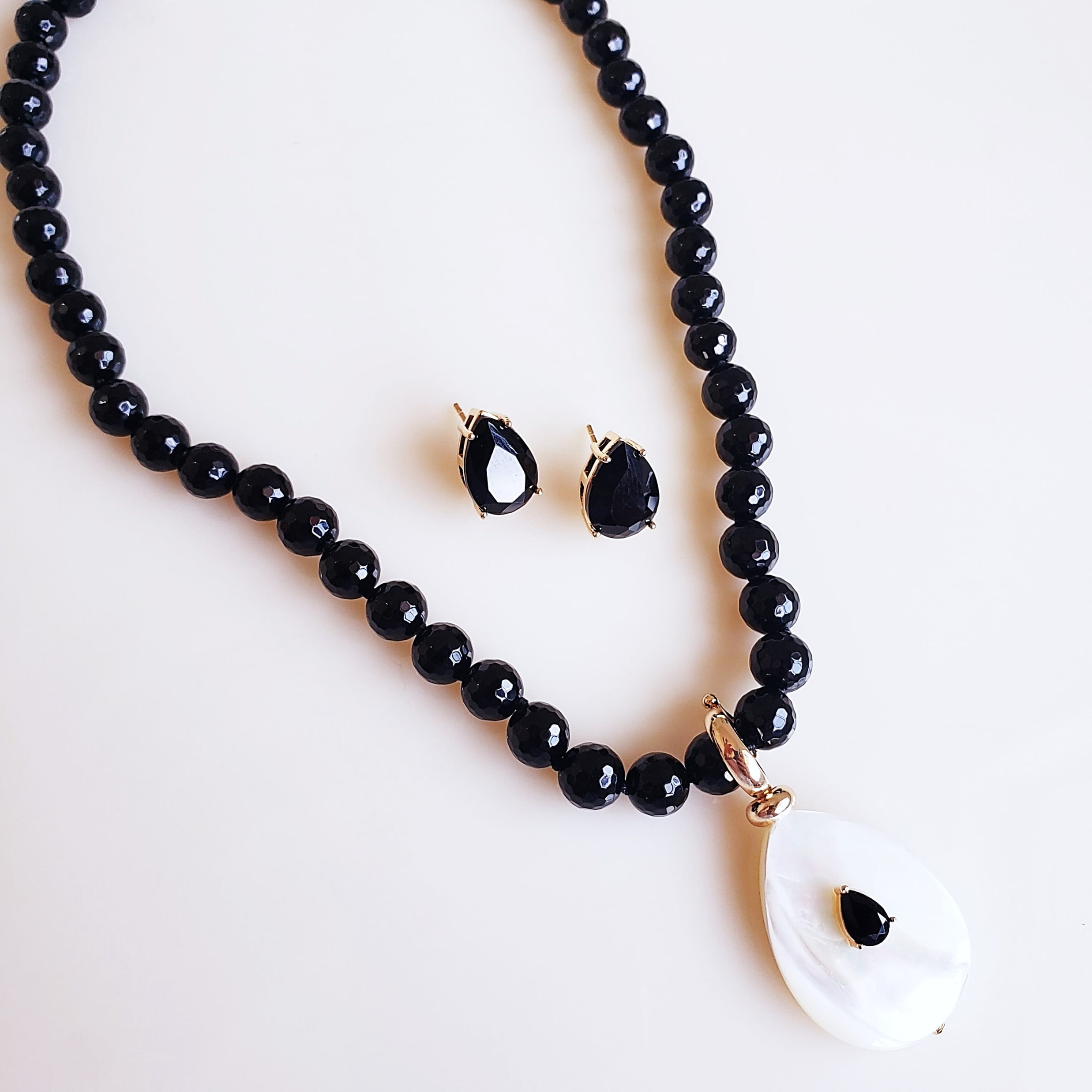 #Conjunto colar + brinco de pedra natural preto ônix e madrepéola - banhado a ouro