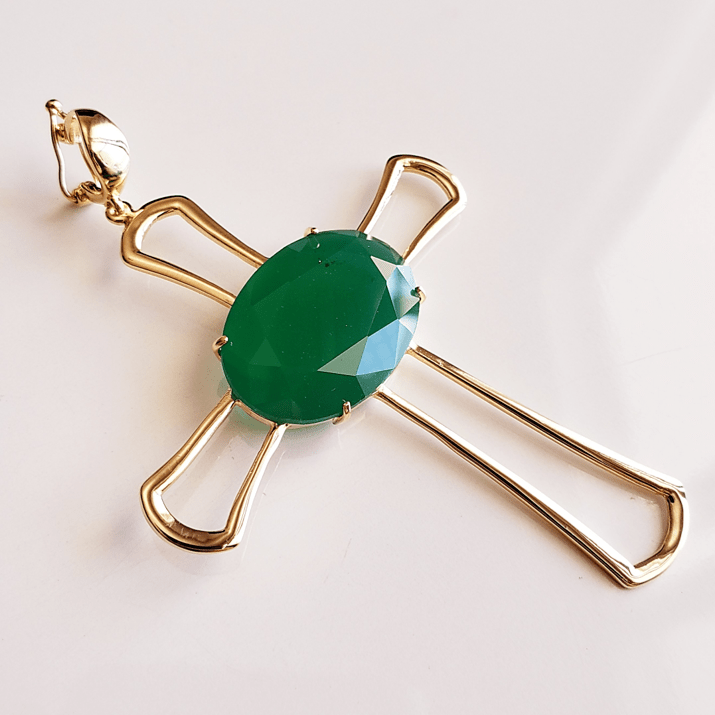 Pingente de cruz com cristal verde esmeralda - banhado a ouro 