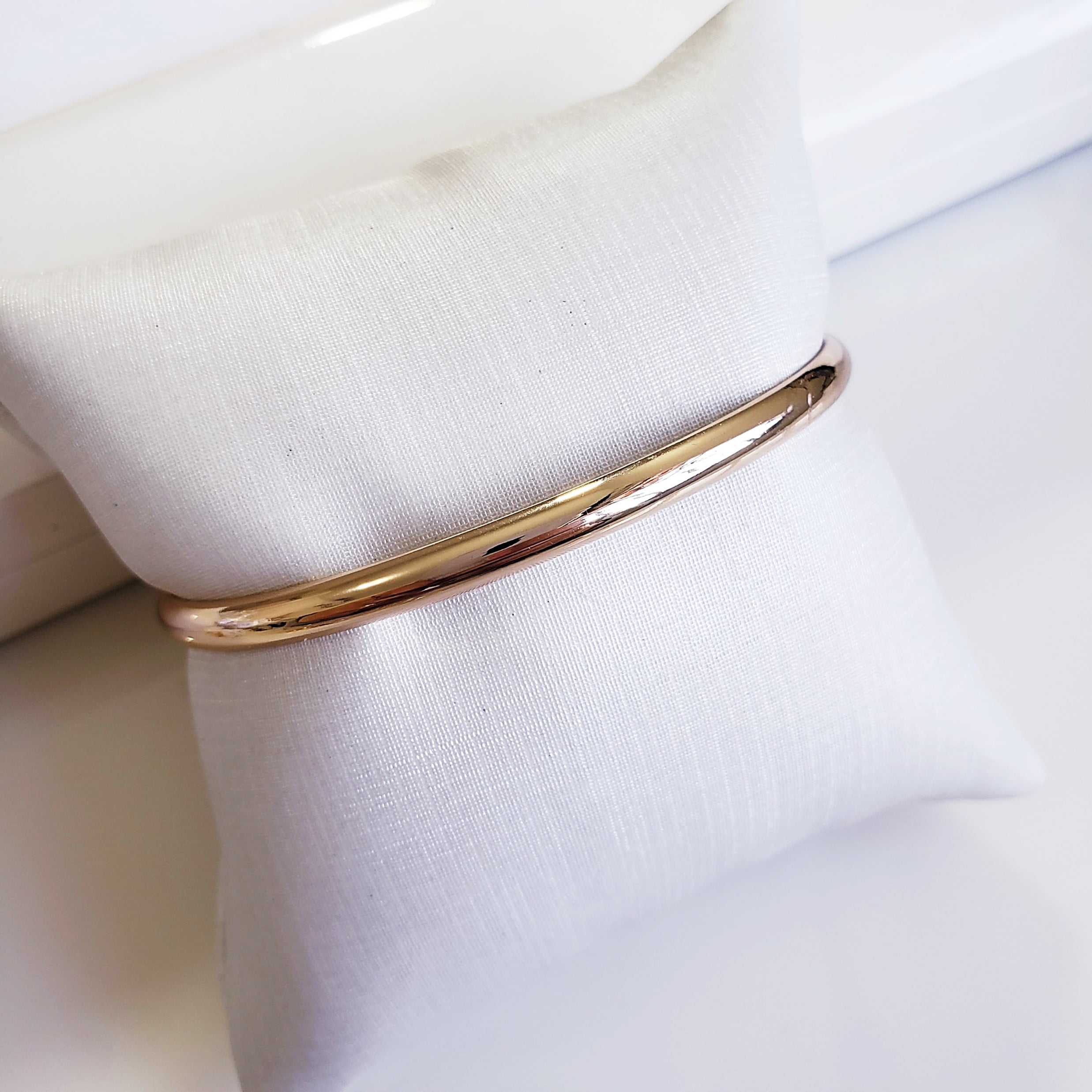 Bracelete de metal liso - dourado 