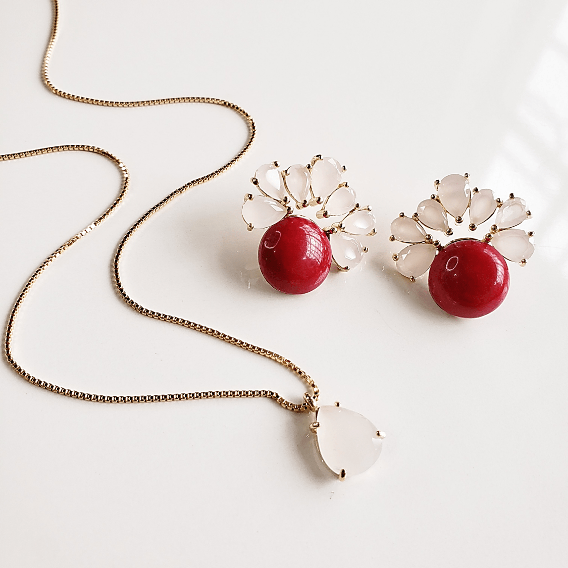 1-Conjunto colar e brinco de cristais leitosos e resina vermelho rubi - Modelo Della Flora