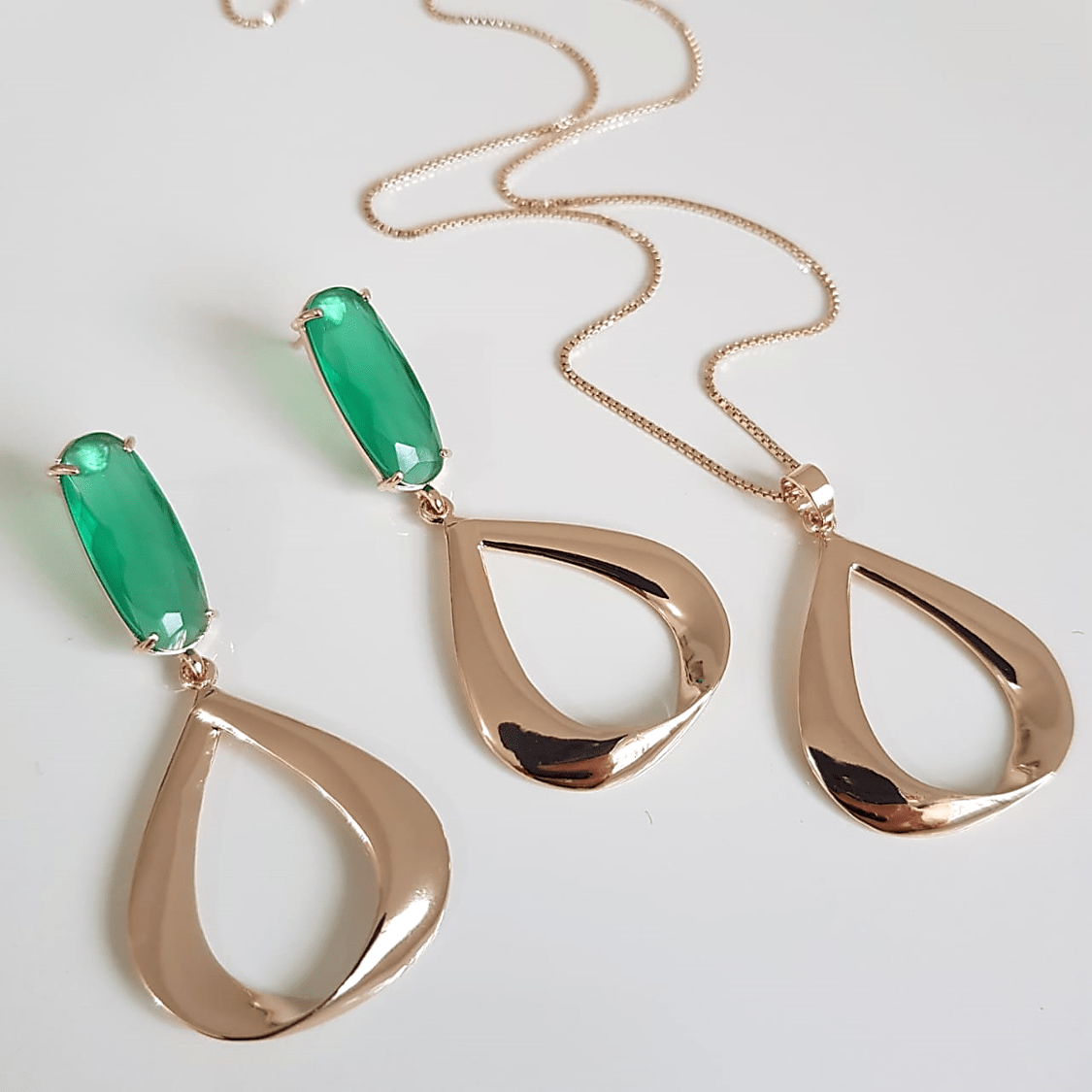 1-Conjunto de colar + brinco com cristal verde esmeralda