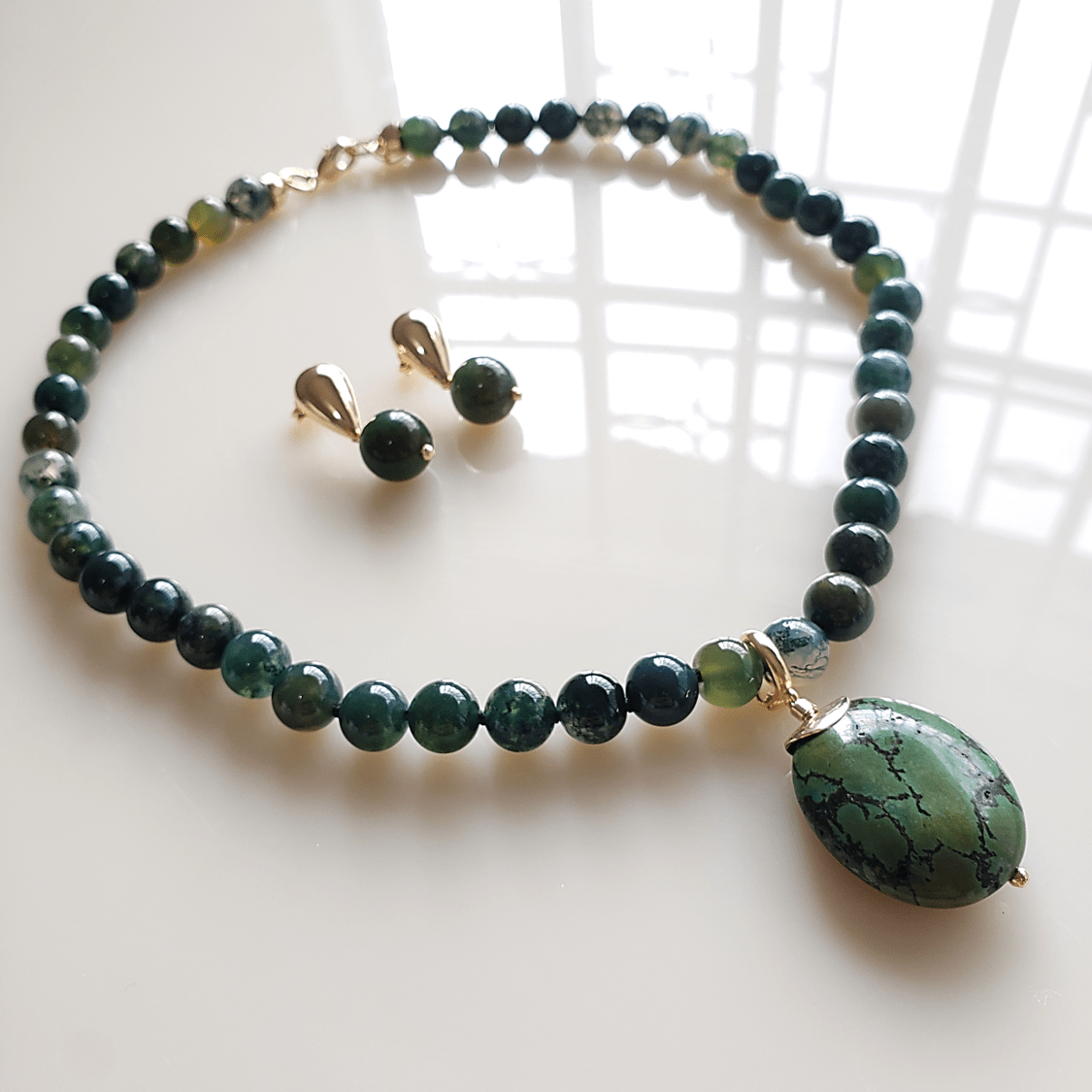 Conjunto Resort de pedras naturais Jaspe verde - banhado a ouro  