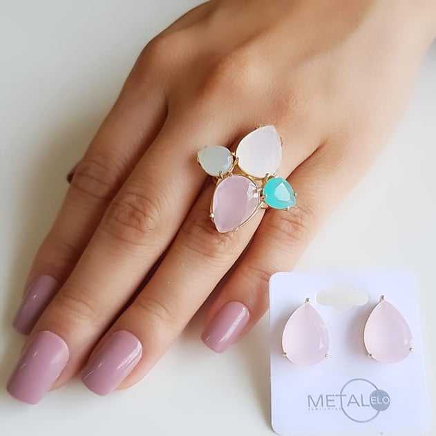 Sugestão de conjunto: anel multicolor e brinco cristal rosa leitoso