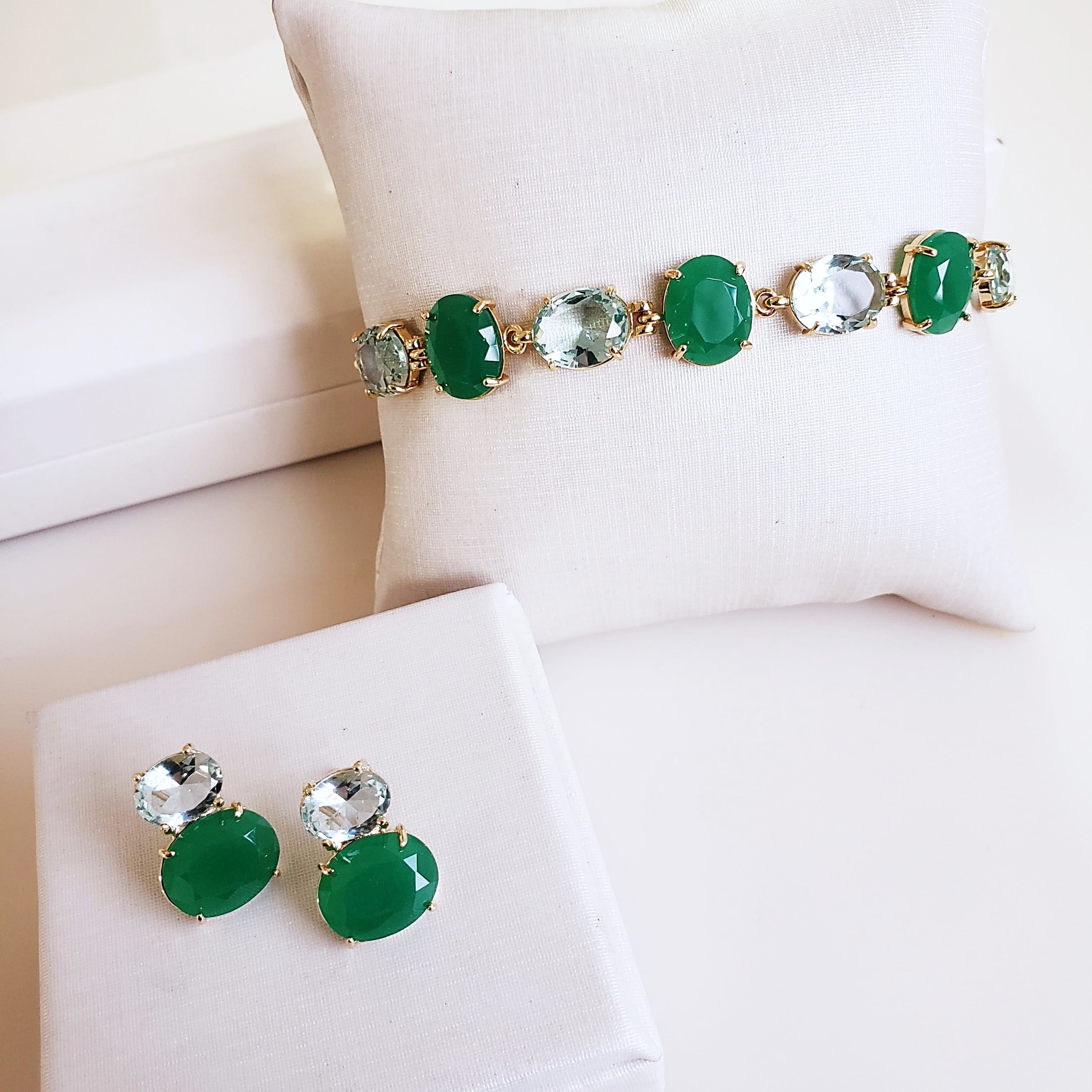 1-Conjunto pulseira + brinco de cristais nos tons verde - banhado a ouro    