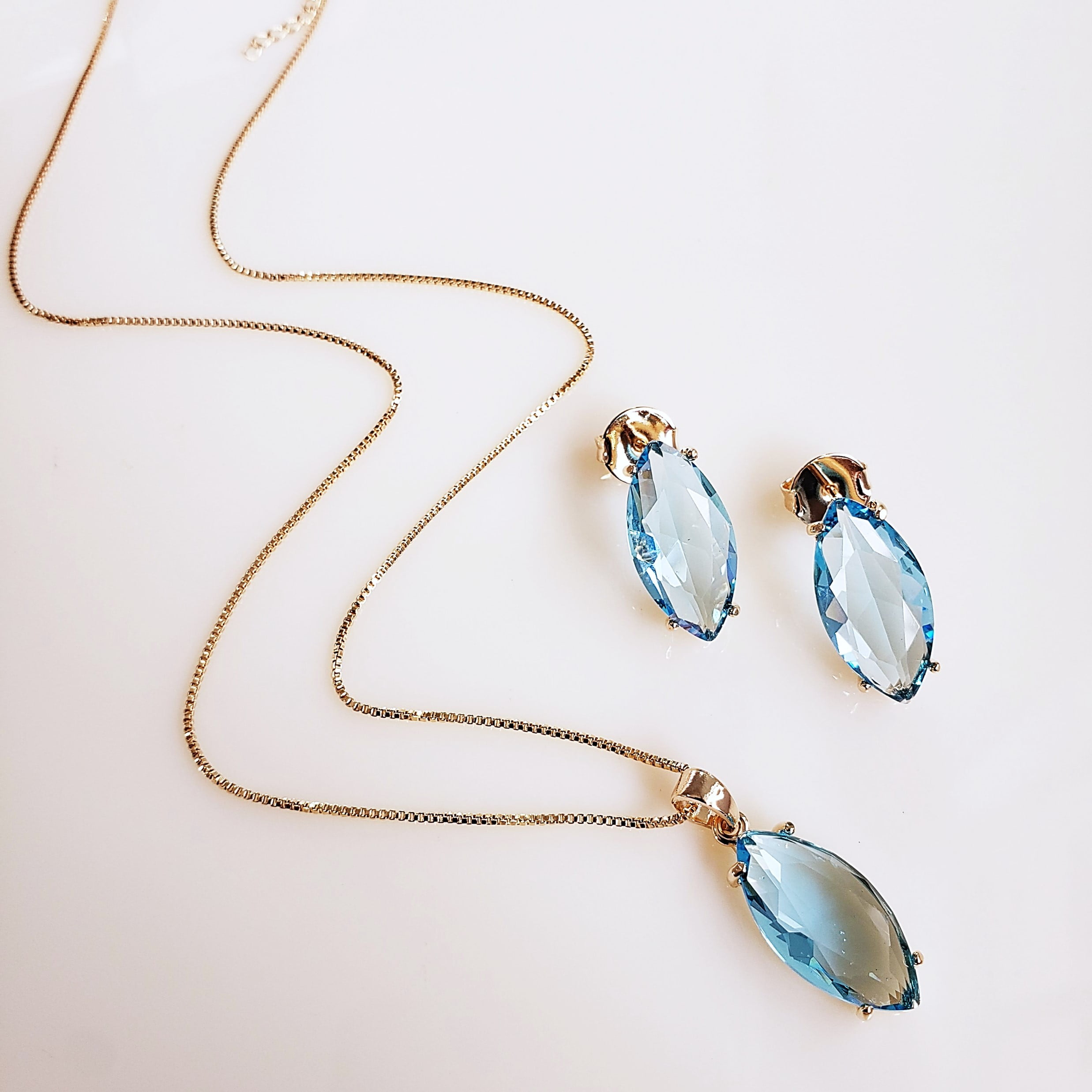 Conjunto colar + brinco com cristais navete azul aquamarine- banhado a ouro  