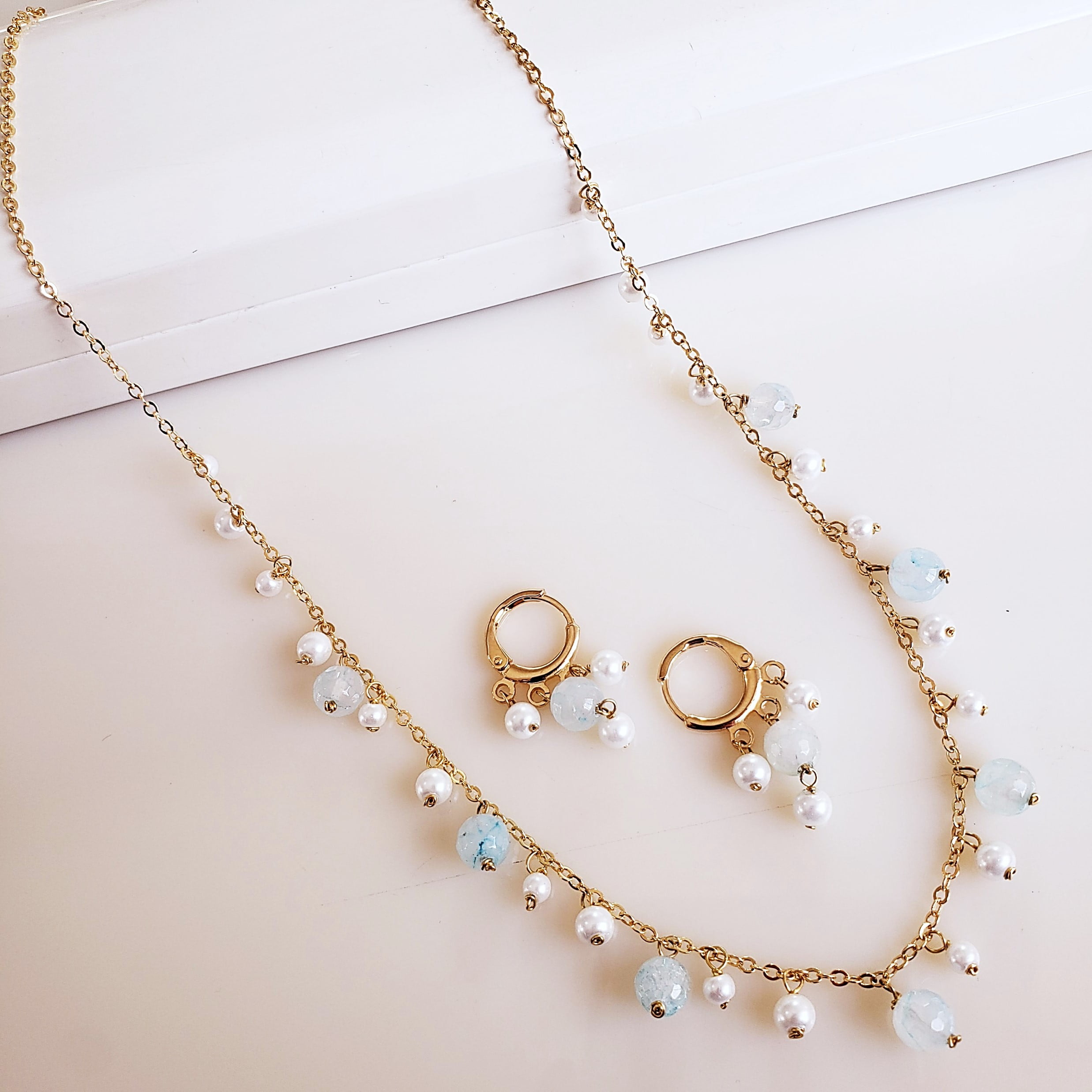 #Conjunto Ateliê com pedras naturais jade azul claro e pérola shell - banhado a ouro   
